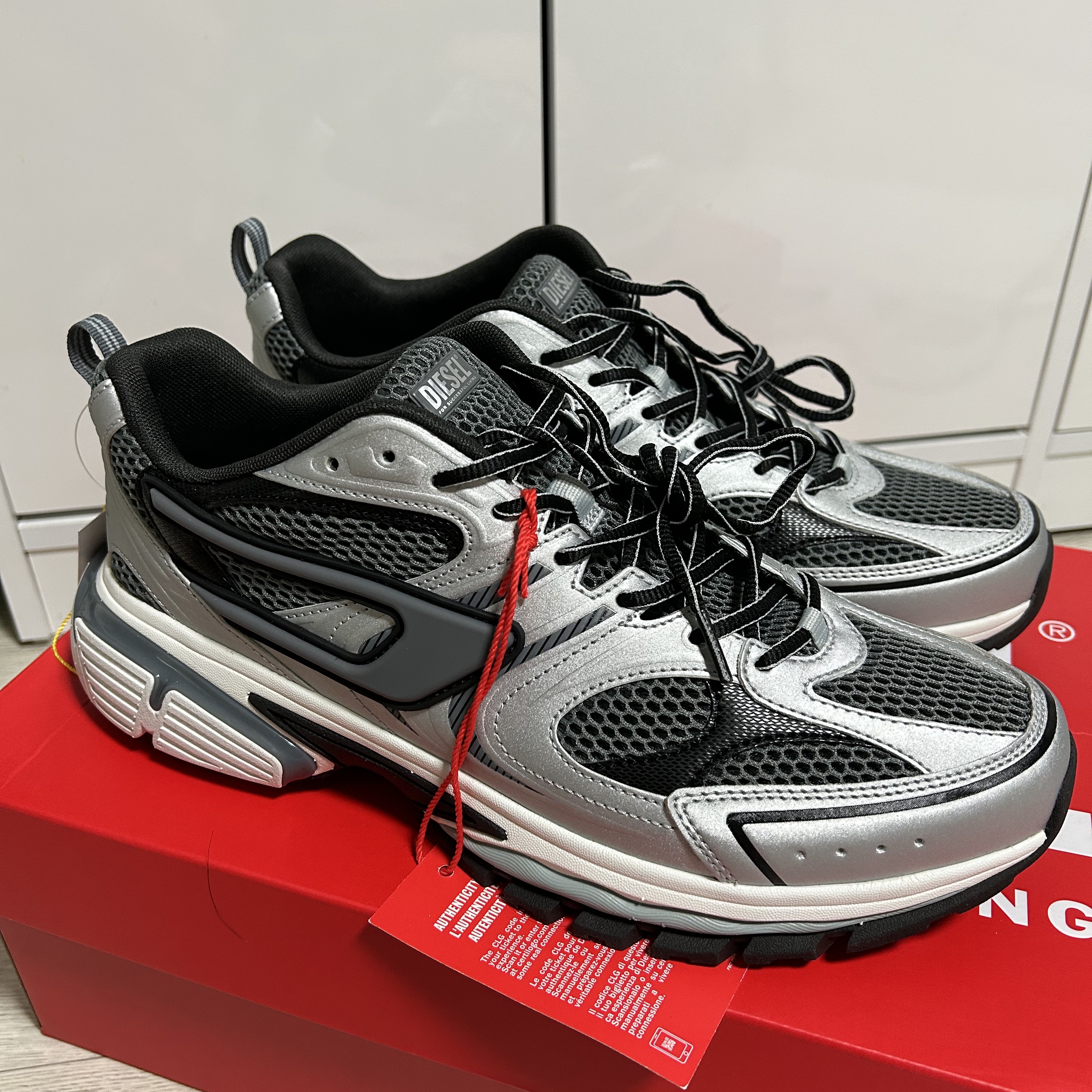 Diesel S-Serendipity Pro-X1 Mesh Sneakers Embossed Overlays White Grey 착용 스타일