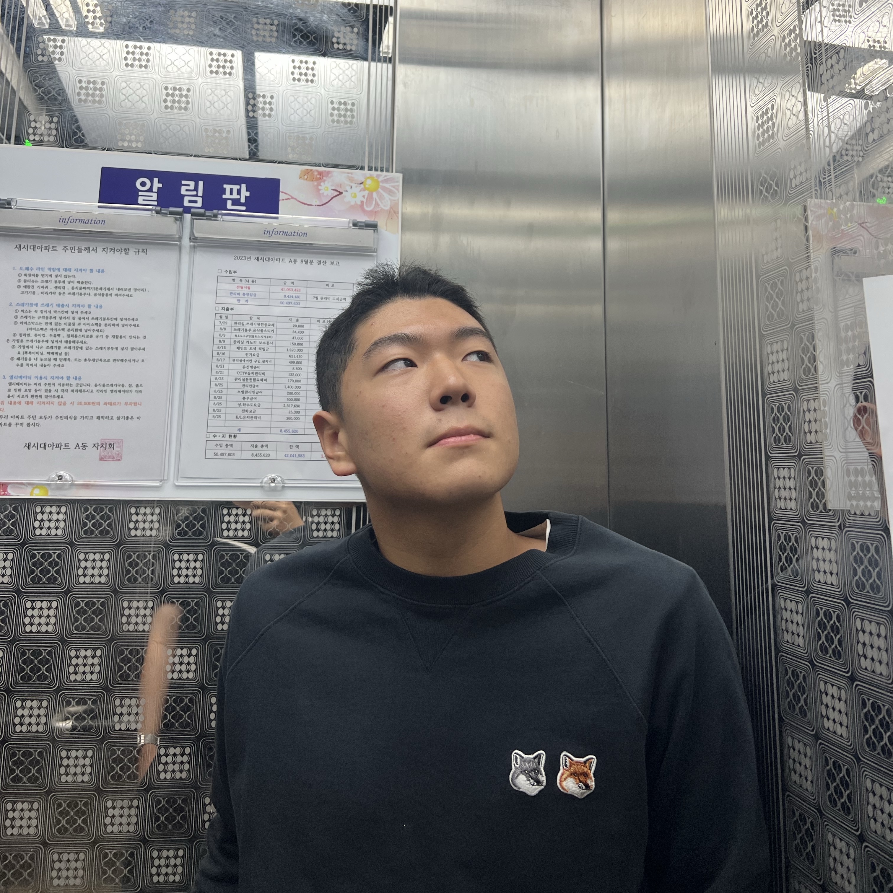 Maison Kitsune Double Fox Head Patch Classic Sweatshirt Anthracite 착용 스타일