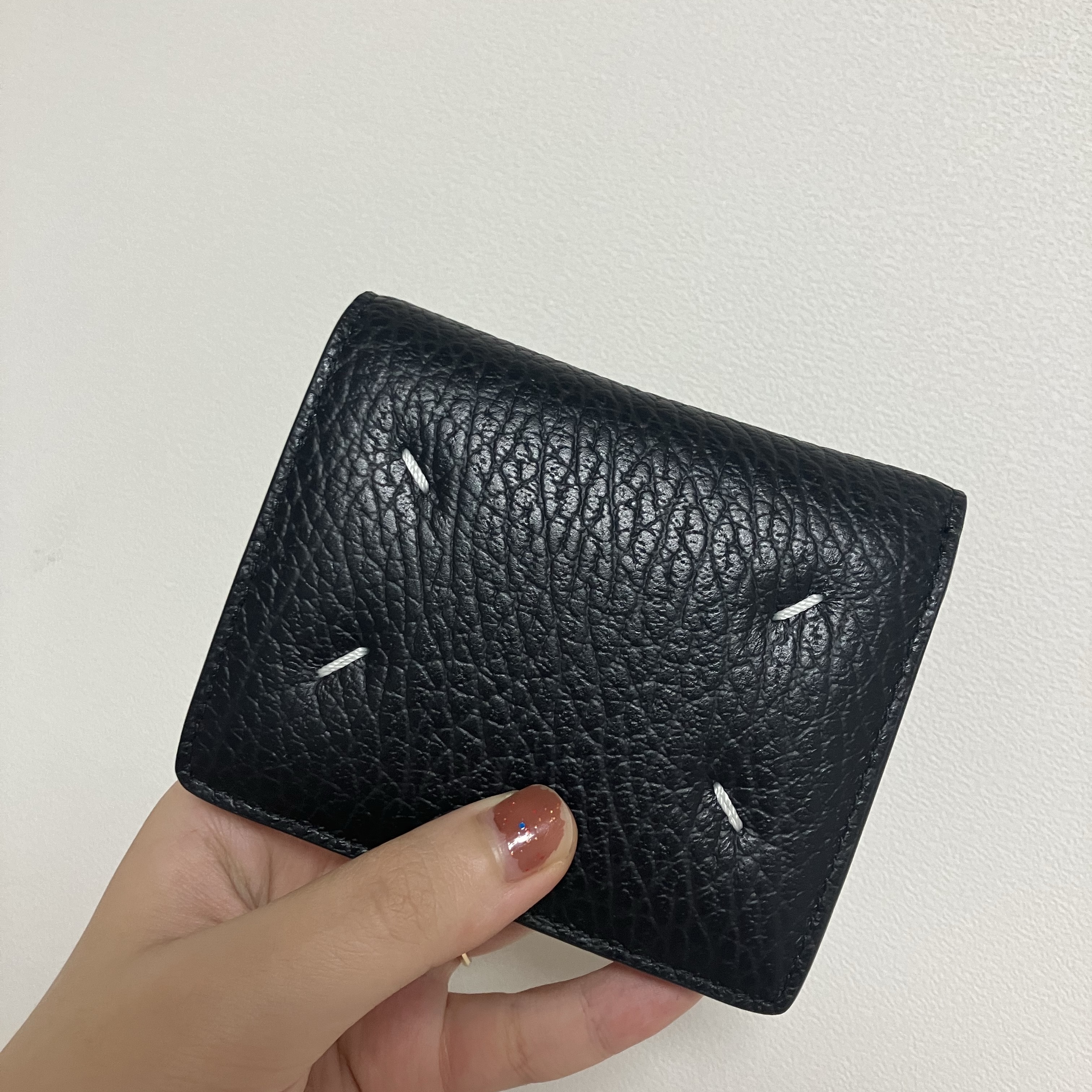 Maison Margiela Compact Bi-Fold Wallet Black 착용 스타일