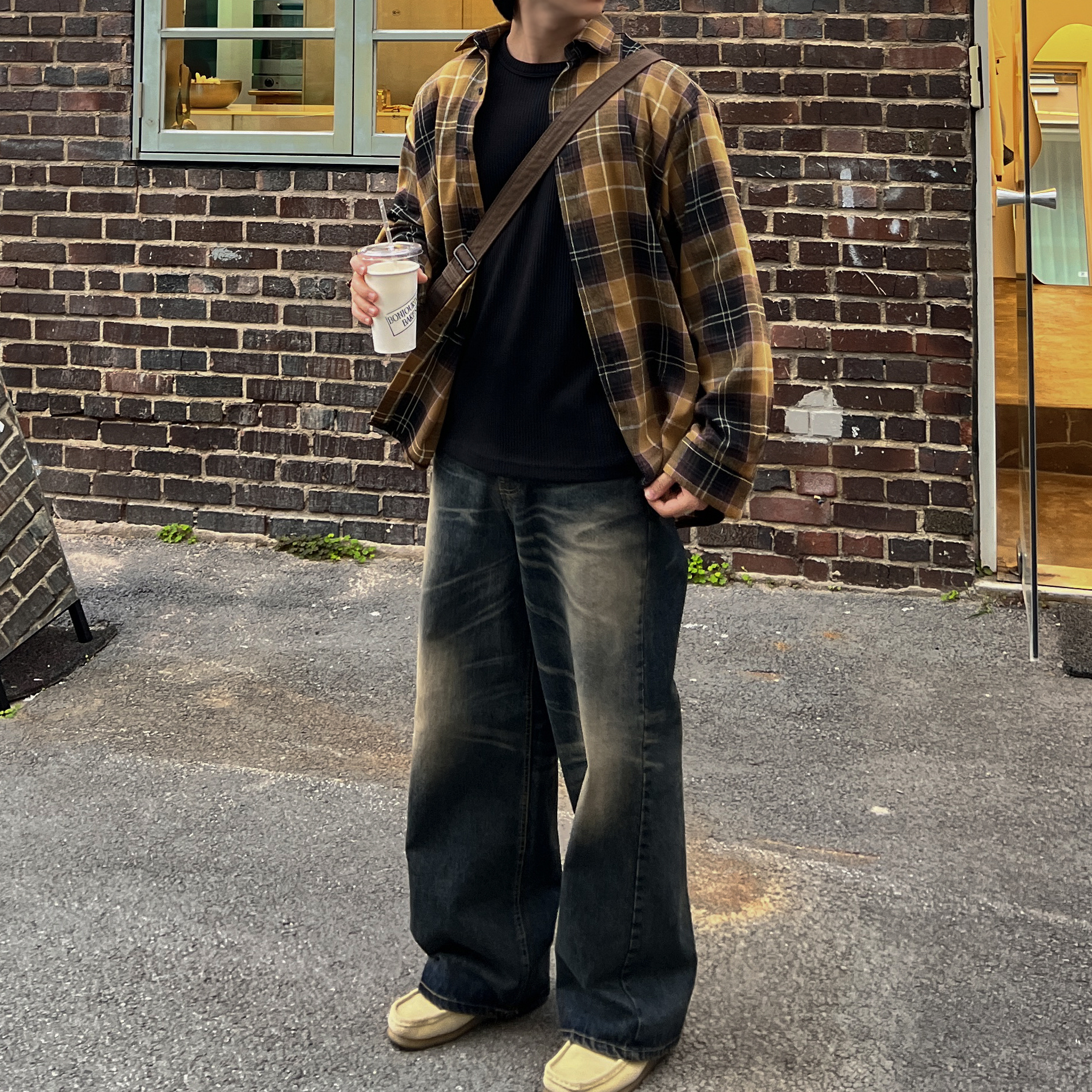 Clarks Wallabee Maple Suede 착용 스타일 - 2
