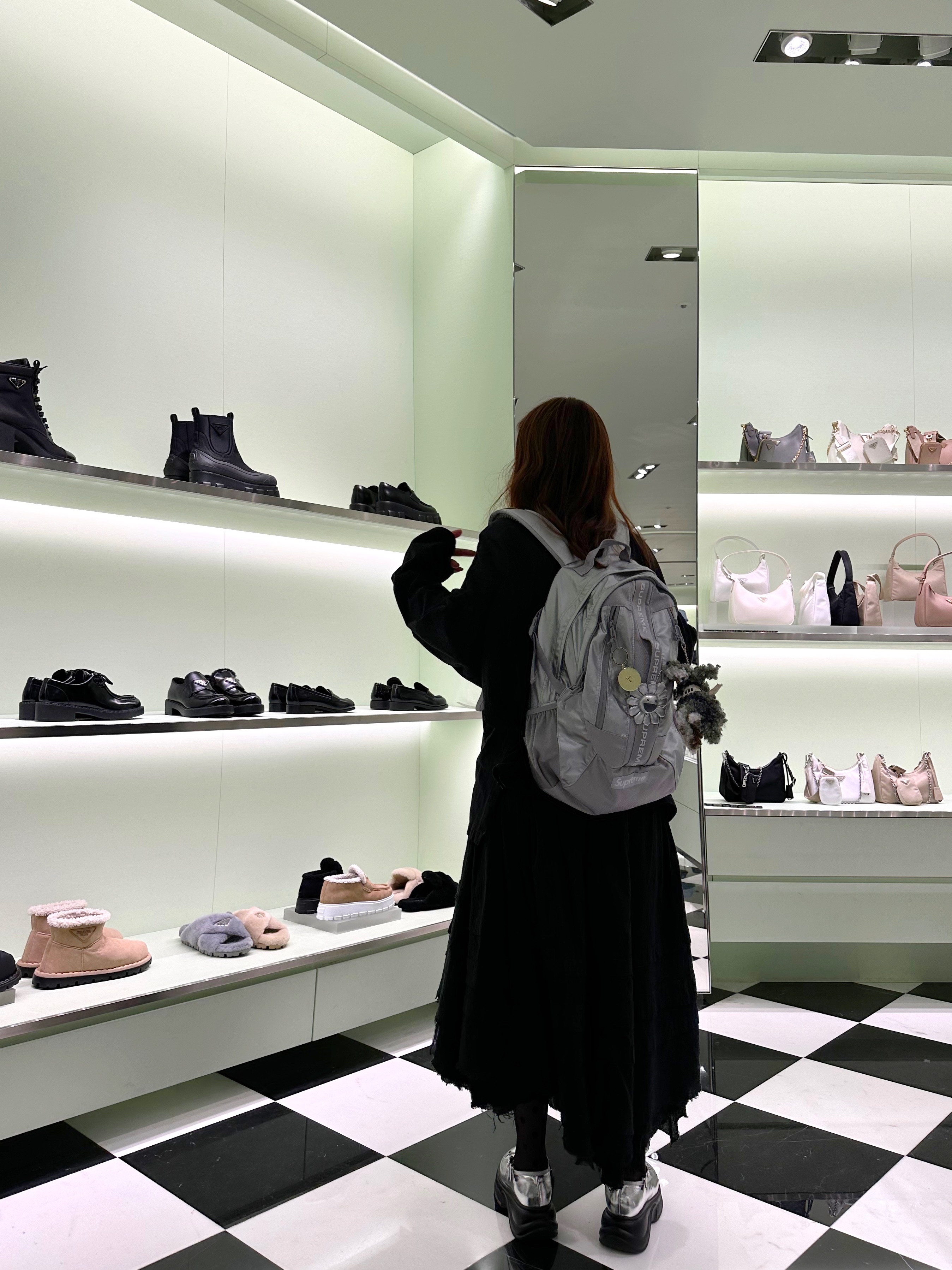 Supreme Backpack Silver - 22FW, Goyard Alpin Mini Backpack Black Tan 착용 스타일 - 2