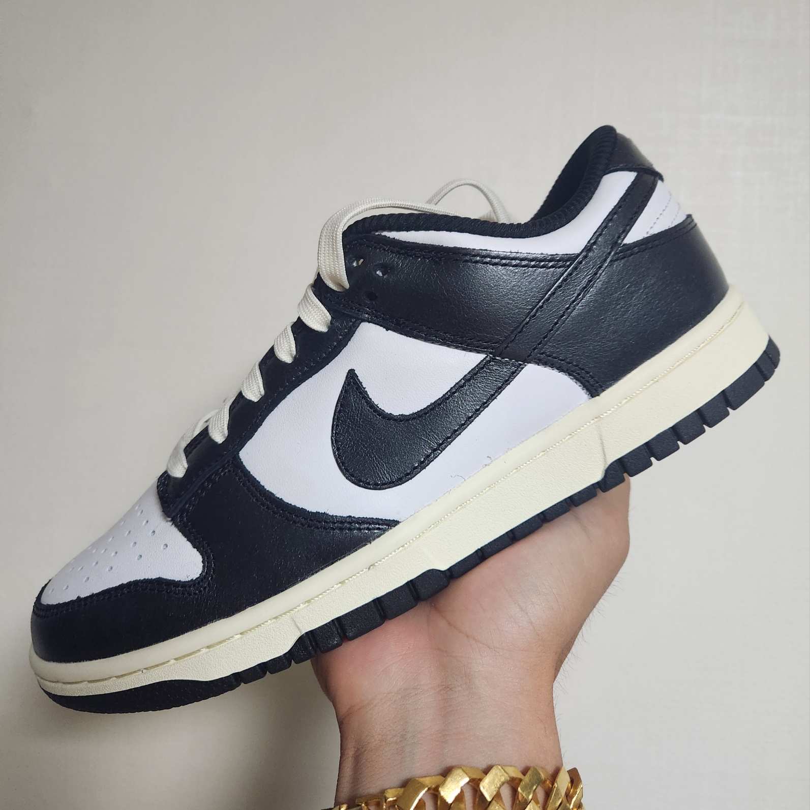 (W) Nike Dunk Low Vintage Black and White 착용 스타일