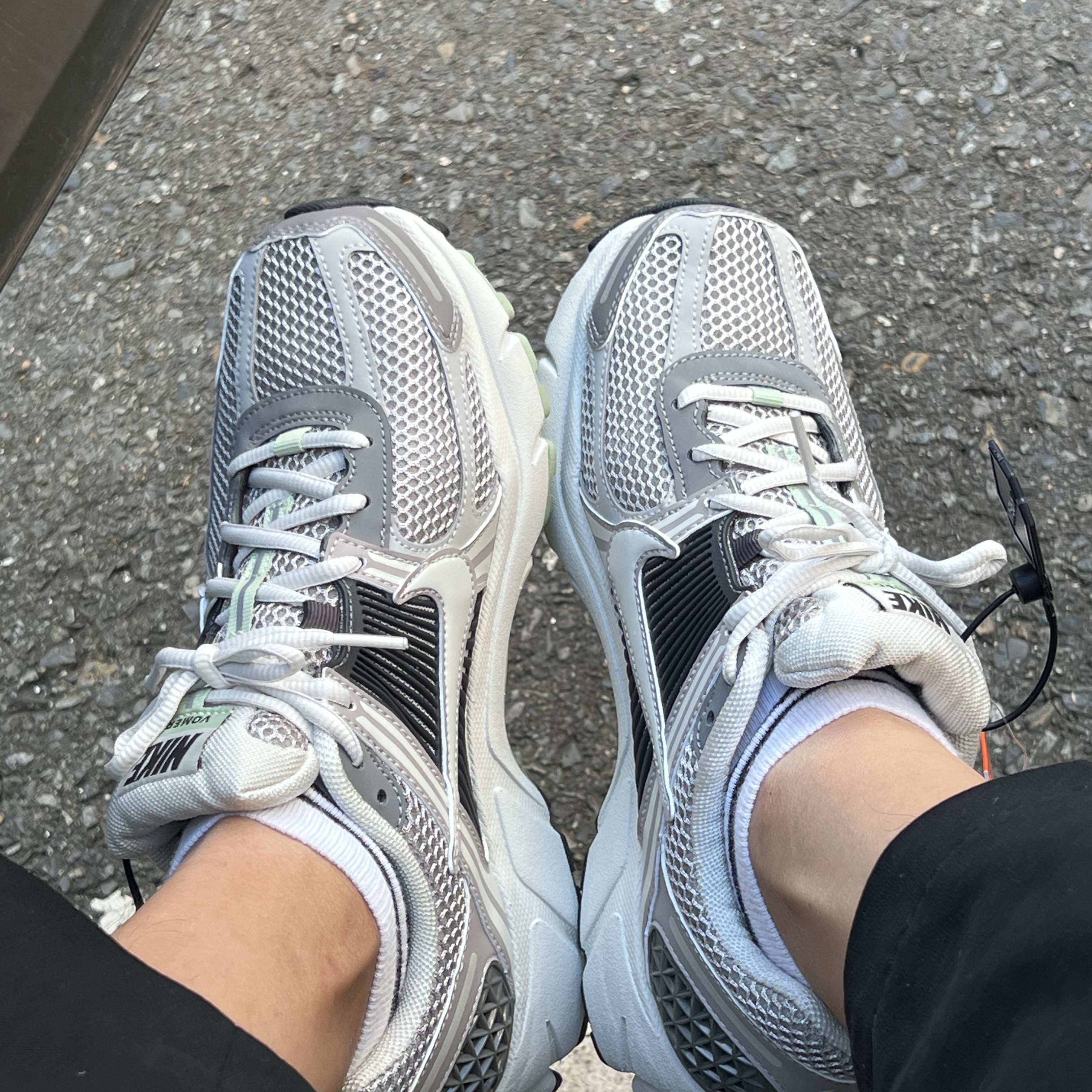 (W) Nike Zoom Vomero 5 Cobblestone and Flat Pewter 착용 스타일
