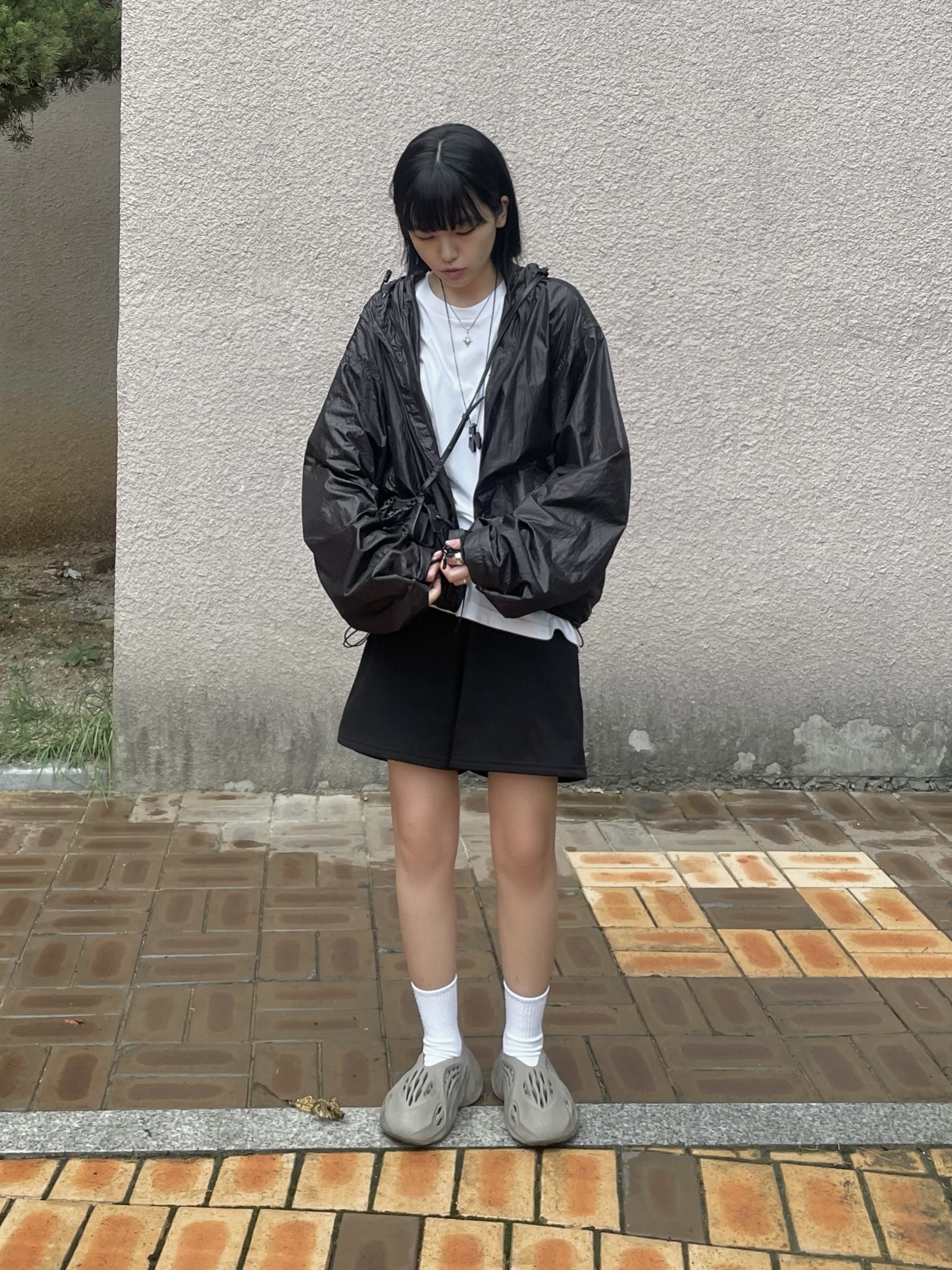 Adidas Yeezy Foam RNNR Stone Sage, Balenciaga Grained Calfskin Neo Classic Super Nano Handbag Black 착용 스타일 - 2