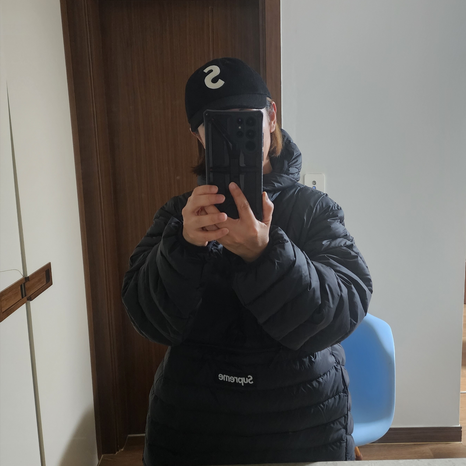 Supreme Micro Down Half Zip Hooded Pullover Black - 23FW, Supreme Wool S Logo 6-Panel Black - 21FW 착용 스타일 - 1