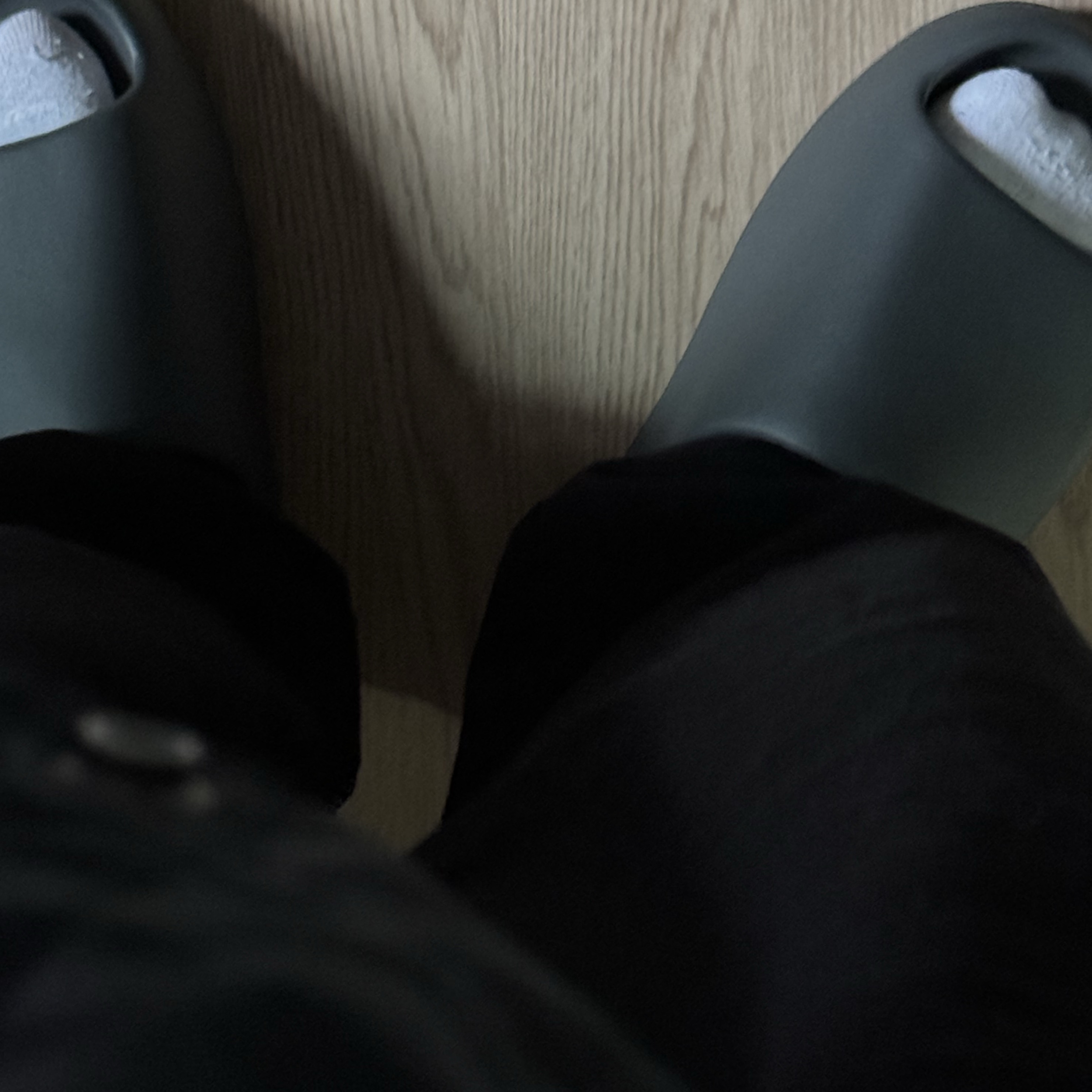 Adidas Yeezy Slide Granite 착용 스타일