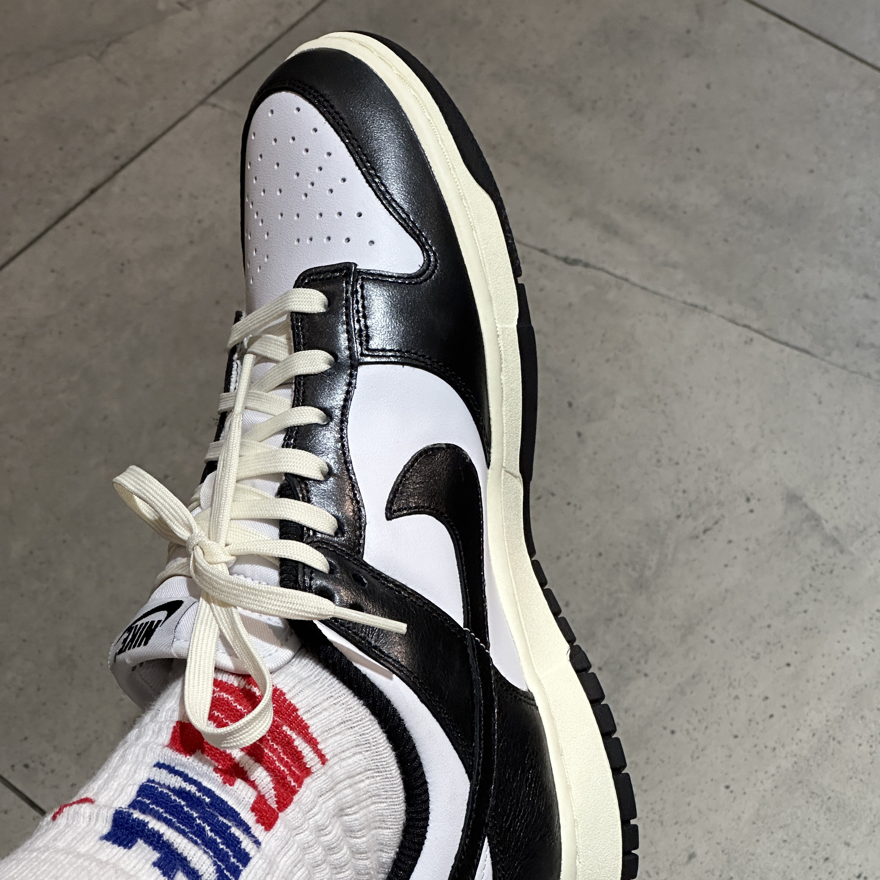 (W) Nike Dunk Low Vintage Black and White 착용 스타일 - 2