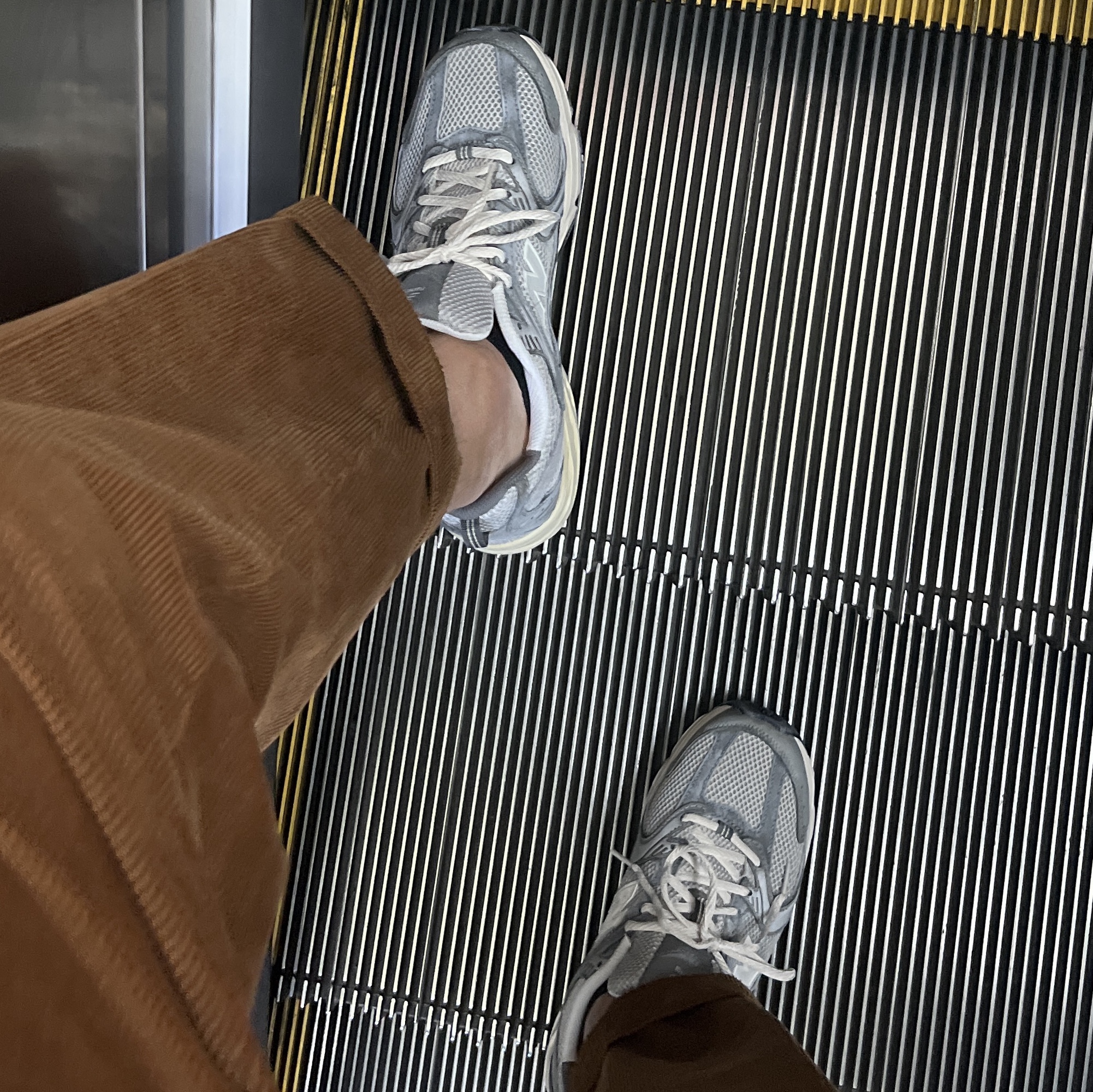 New Balance 530 Premium Vintage Grey Matter 착용 스타일