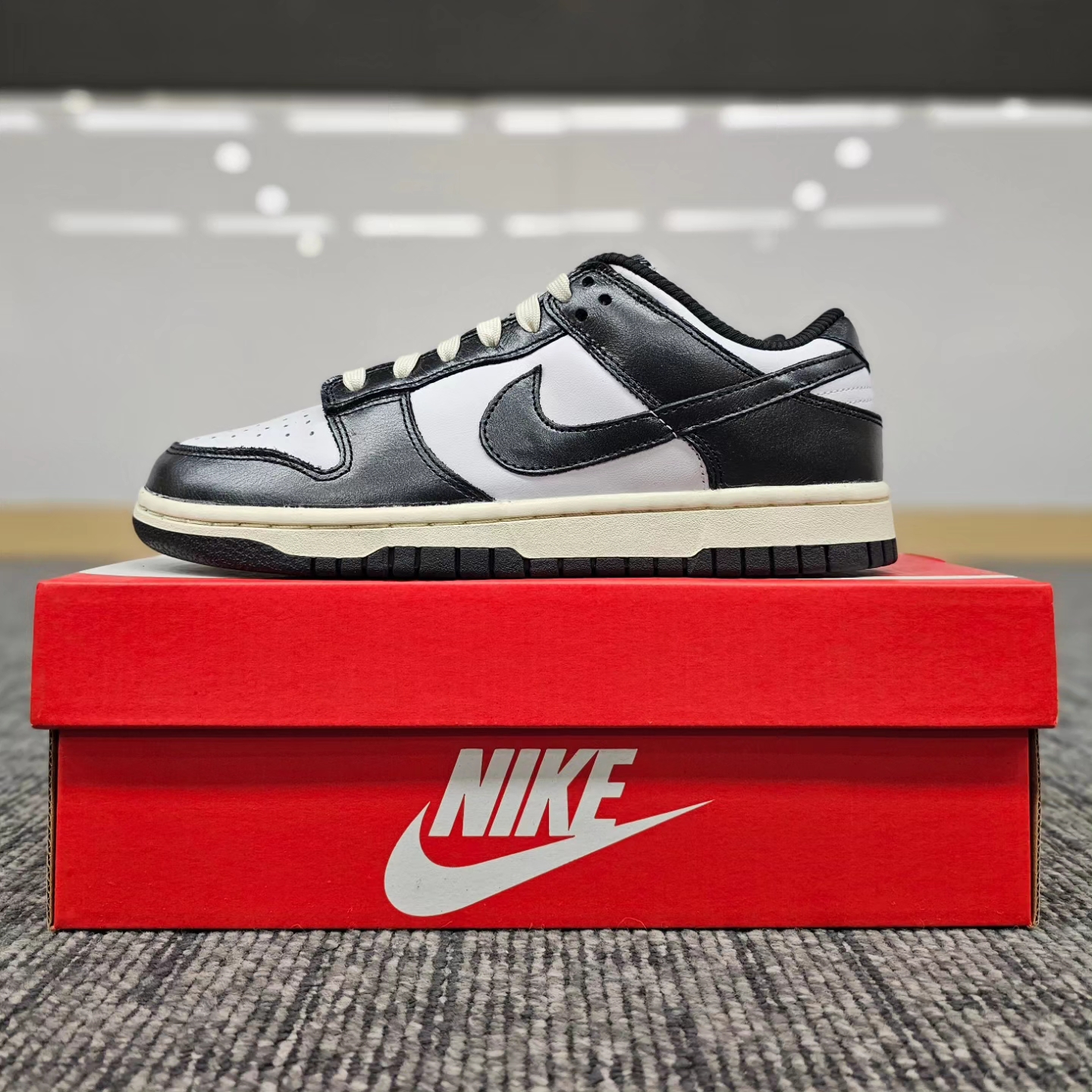 (W) Nike Dunk Low Vintage Black and White 착용 스타일 - 5