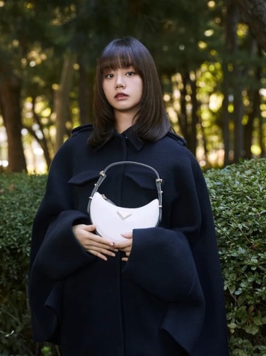 Prada Arque Leather Shoulder Bag White 착용 스타일 - 1