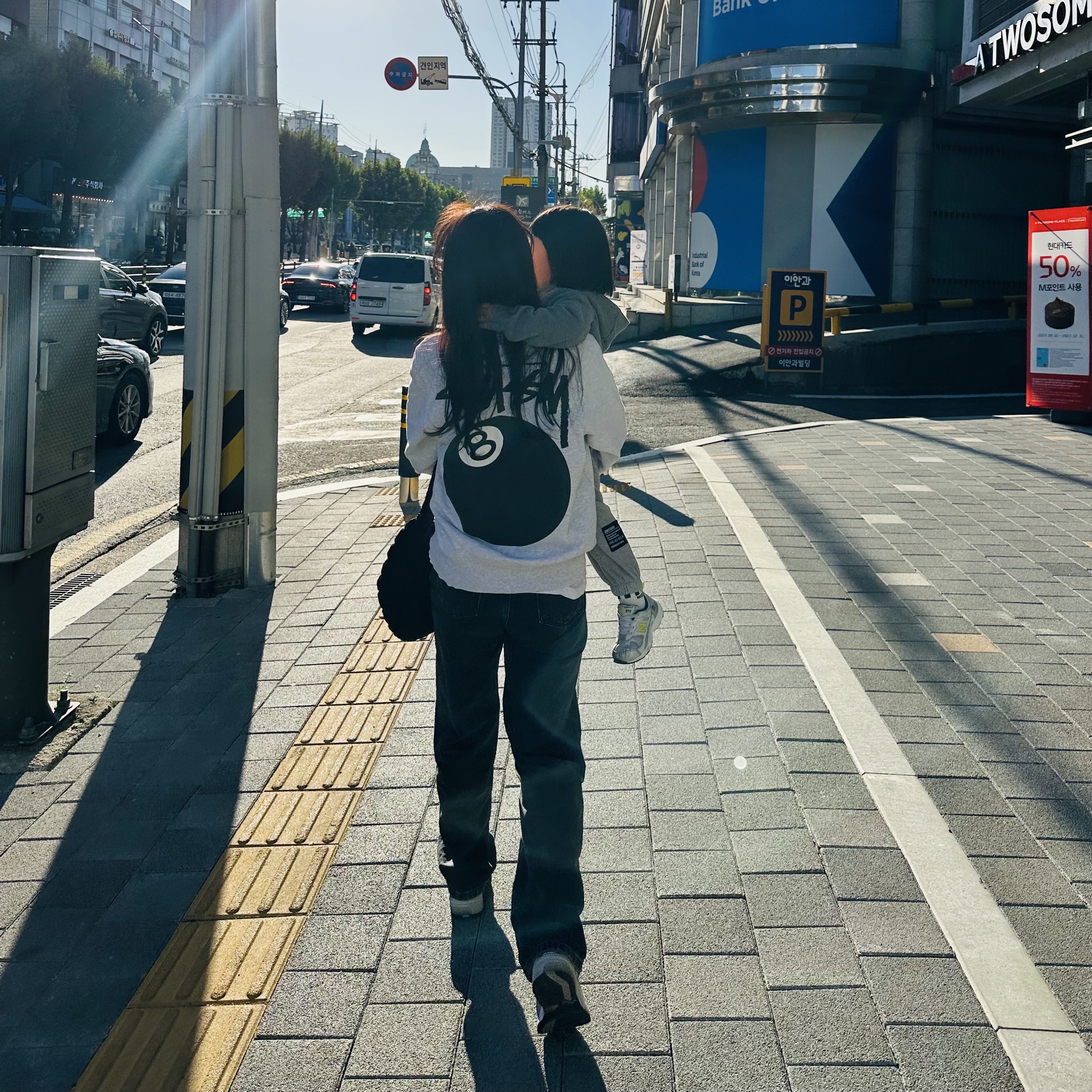 Stussy 8 Ball Crew Ash Heather - 21FW, COS Quilted Mini Bag Black 착용 스타일