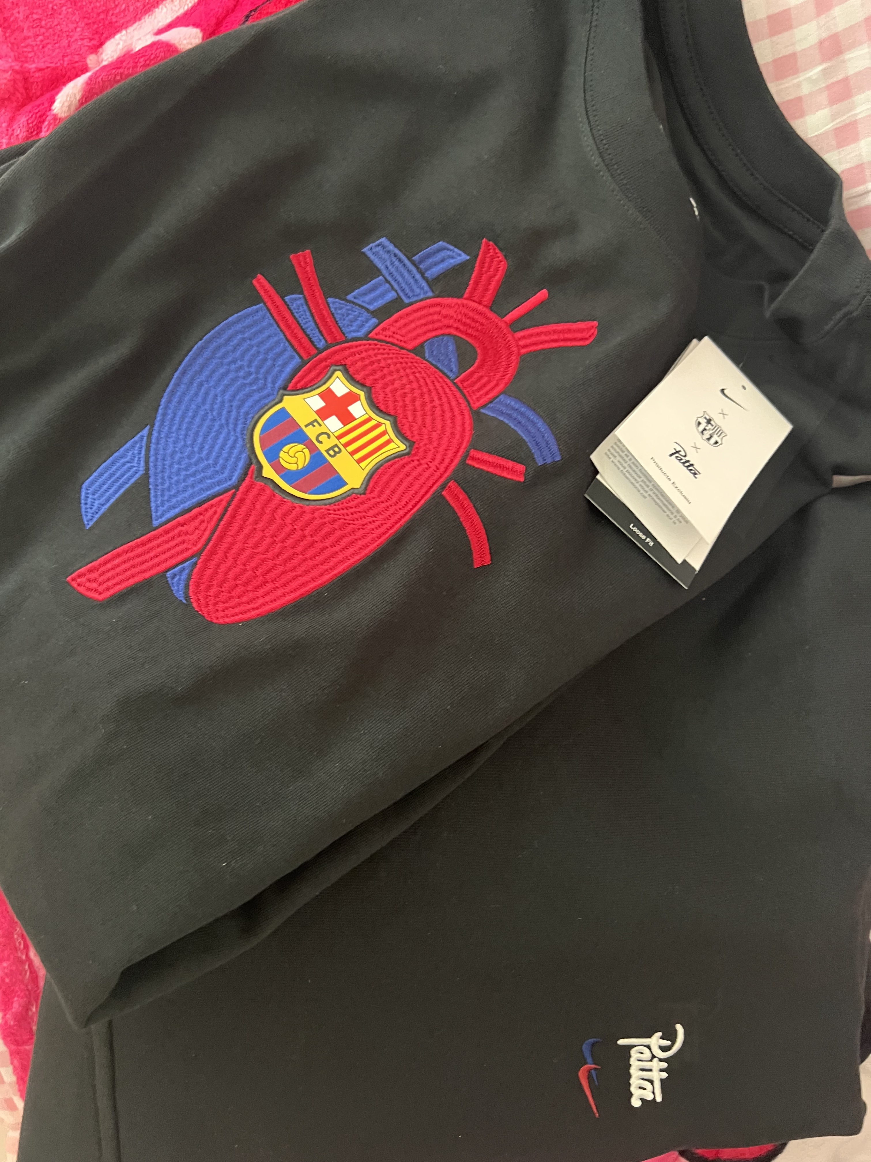 Nike x Patta x FC Barcelona Solo Swoosh Hoodie Culers del Món (FD4147-010), Nike x Patta x FC Barcelona Max90 T-Shirt Culers del Món (FJ4208-010) 착용 스타일 - 1