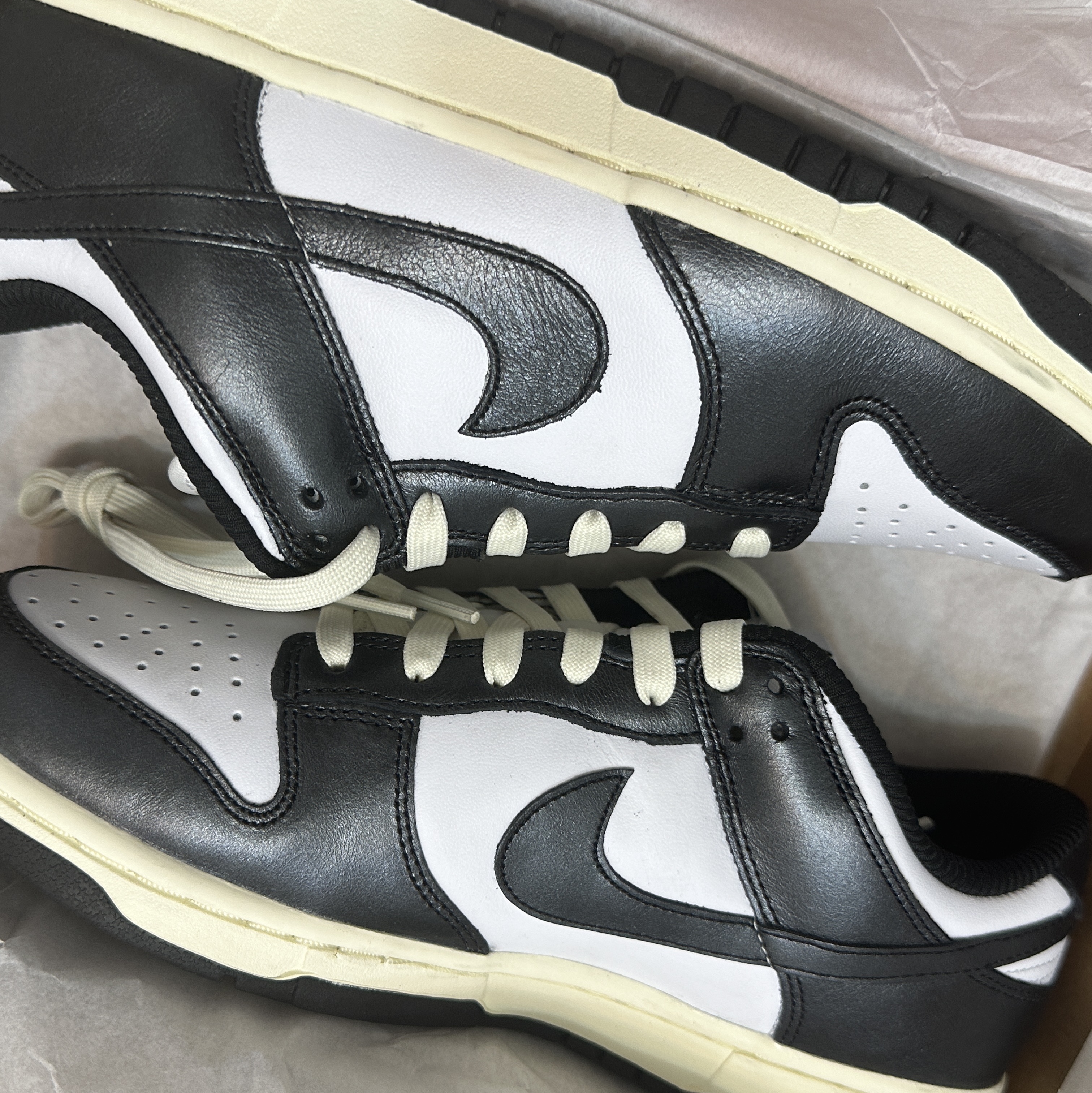 (W) Nike Dunk Low Vintage Black and White 착용 스타일 - 3