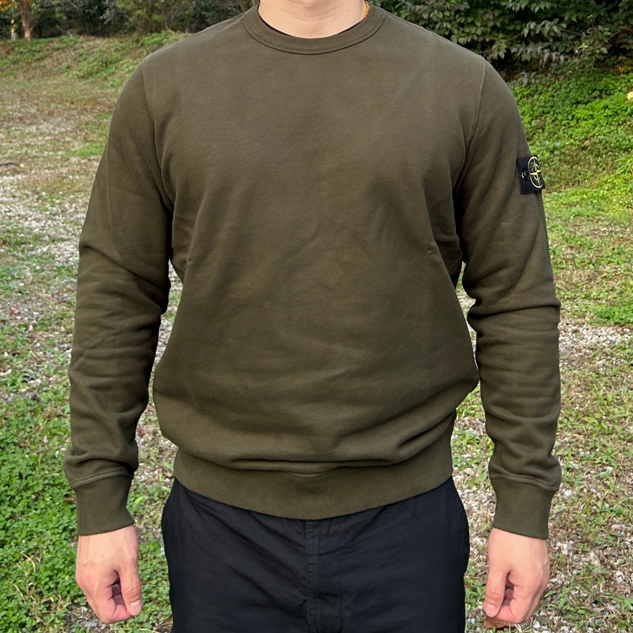 Stone Island 62420 Brushed Cotton Fleece Garment Dyed Crewneck Sweatshirt Olive Green - 23FW 착용 스타일 - 1
