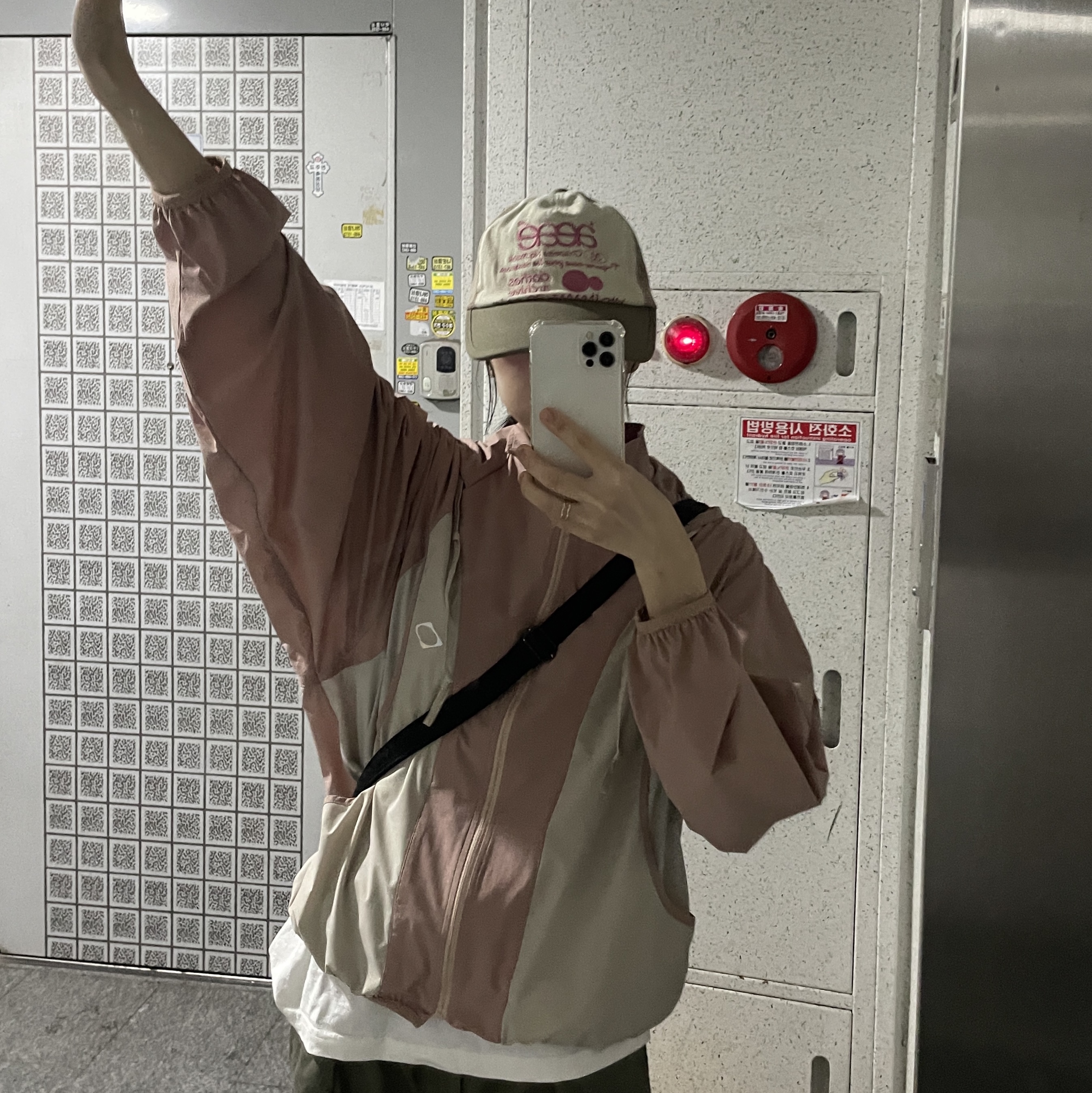 (W) Mischief SS Color Blocked Windbreaker Pink, Aeae Web Logo Mesh Cap Olive Beige 착용 스타일 - 1