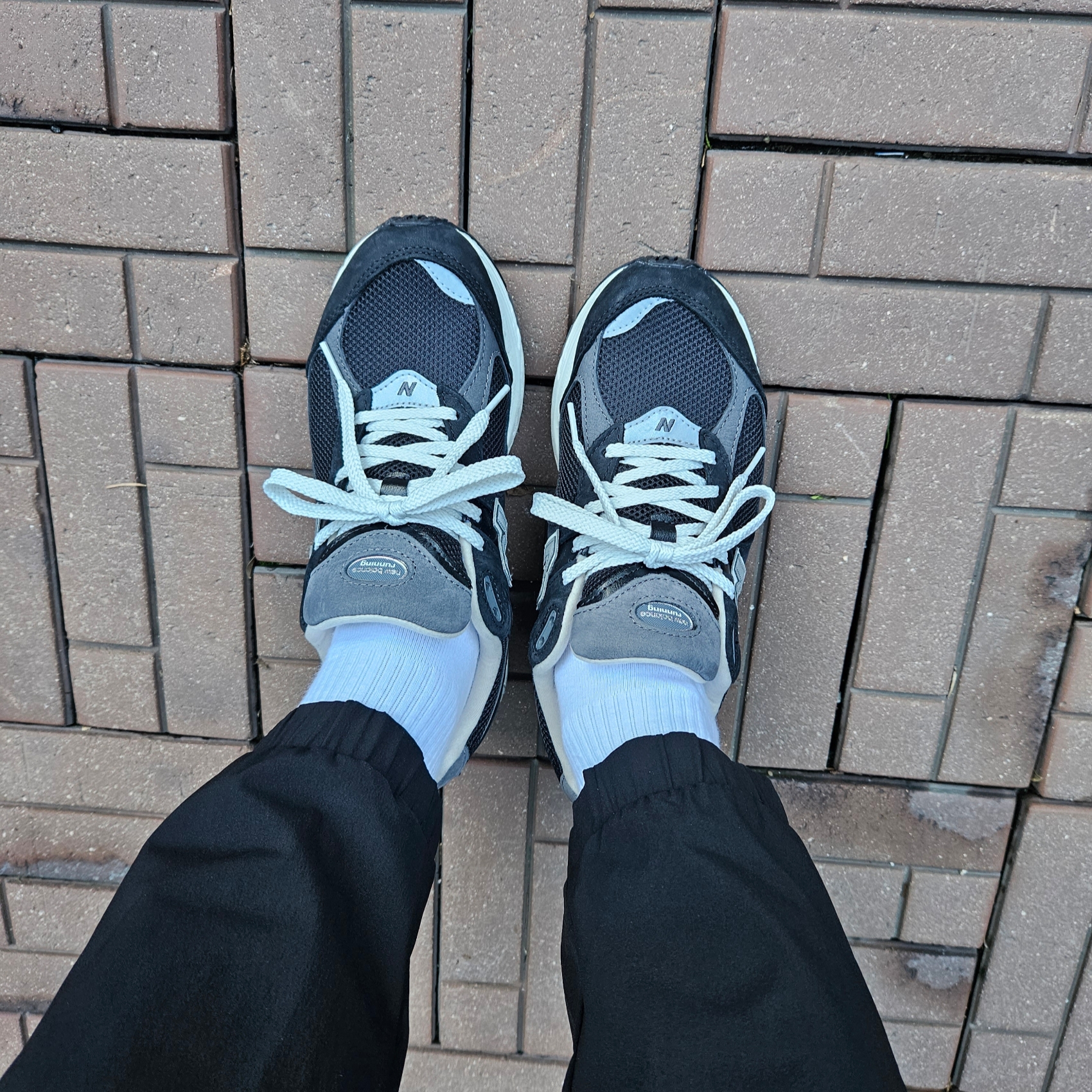 New Balance 2002R Premium Vintage Black 착용 스타일