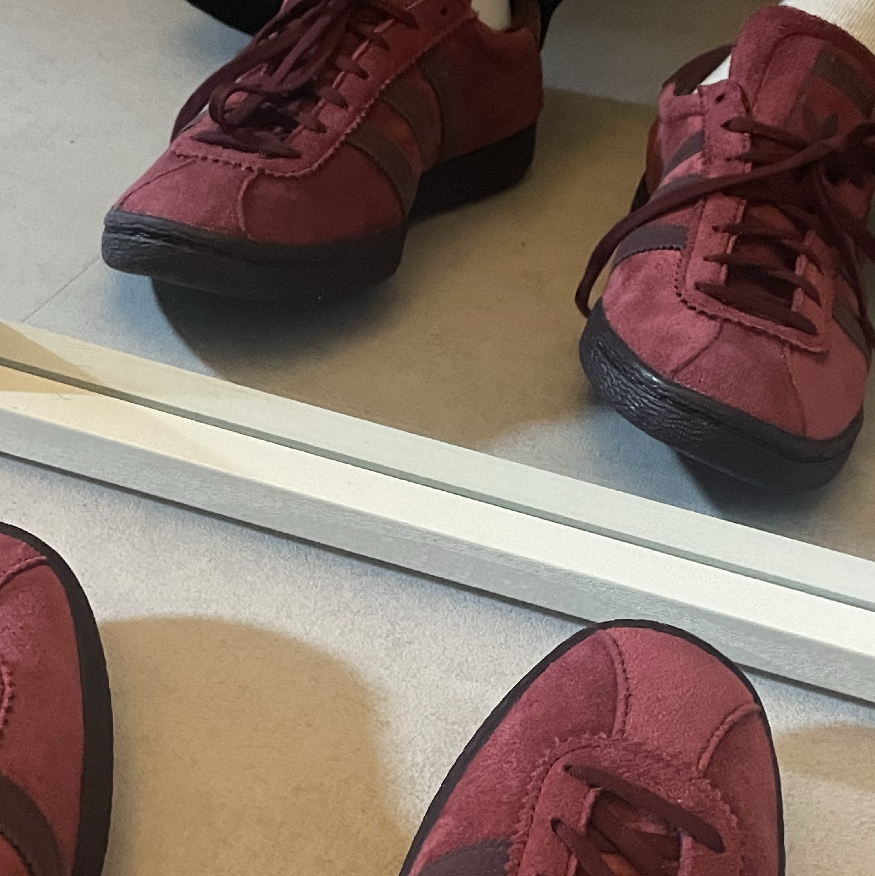 Adidas Tobacco Gruen Collegiate Burgundy 착용 스타일 - 2