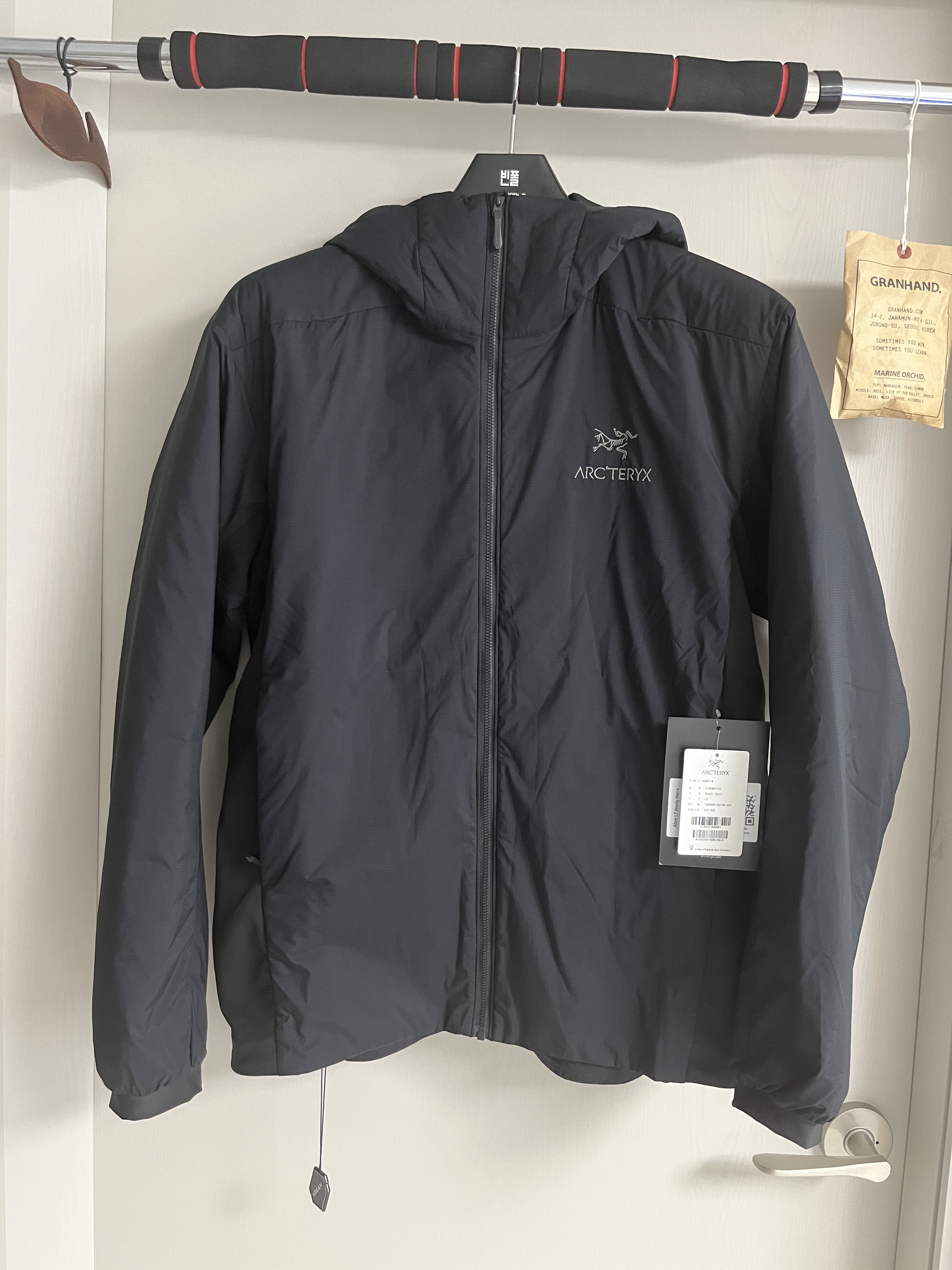 Arc'teryx Atom LT Hoody Black 착용 스타일 - 1