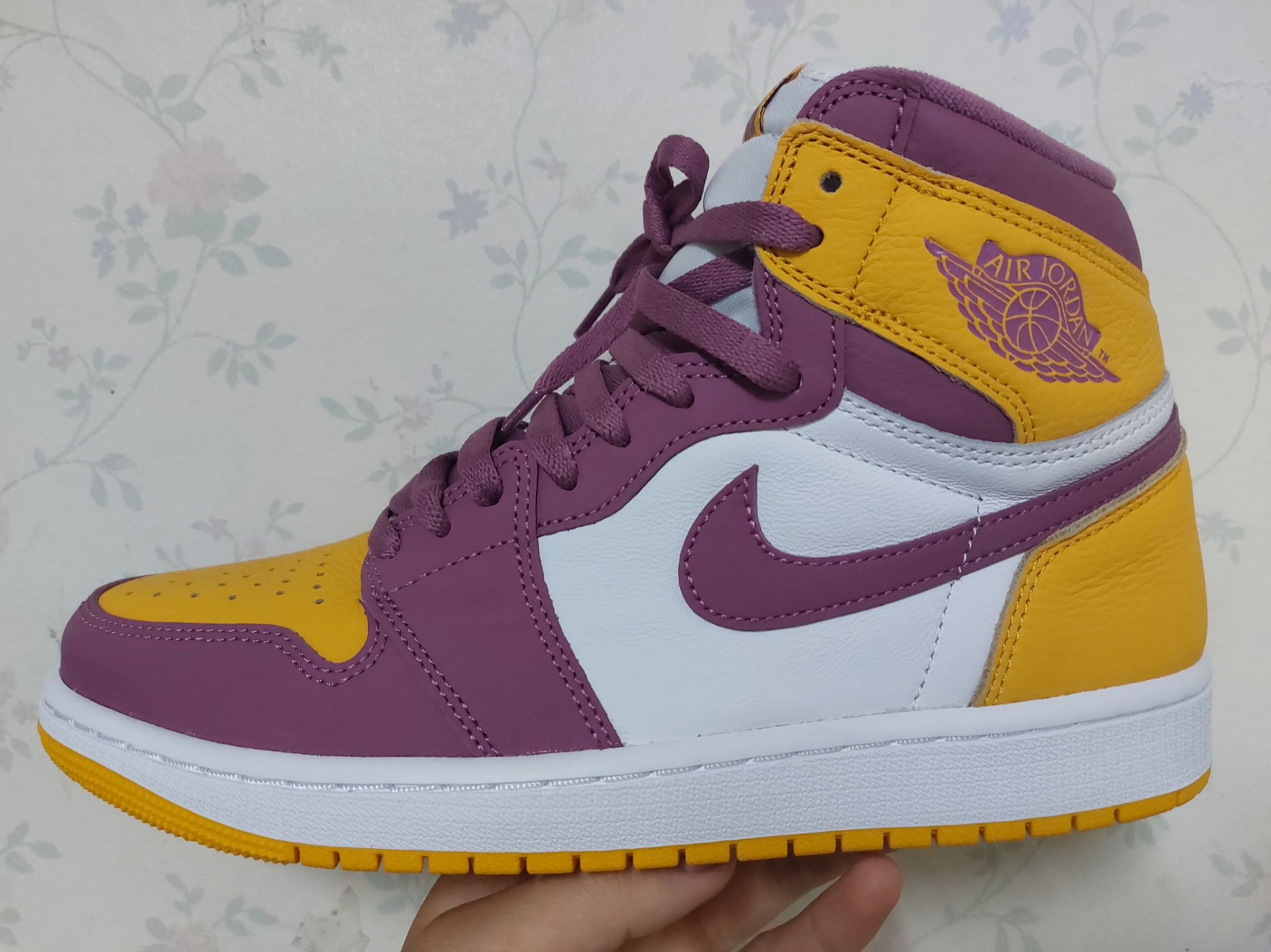 Jordan 1 Retro High OG University Gold Light Bordeaux 착용 스타일