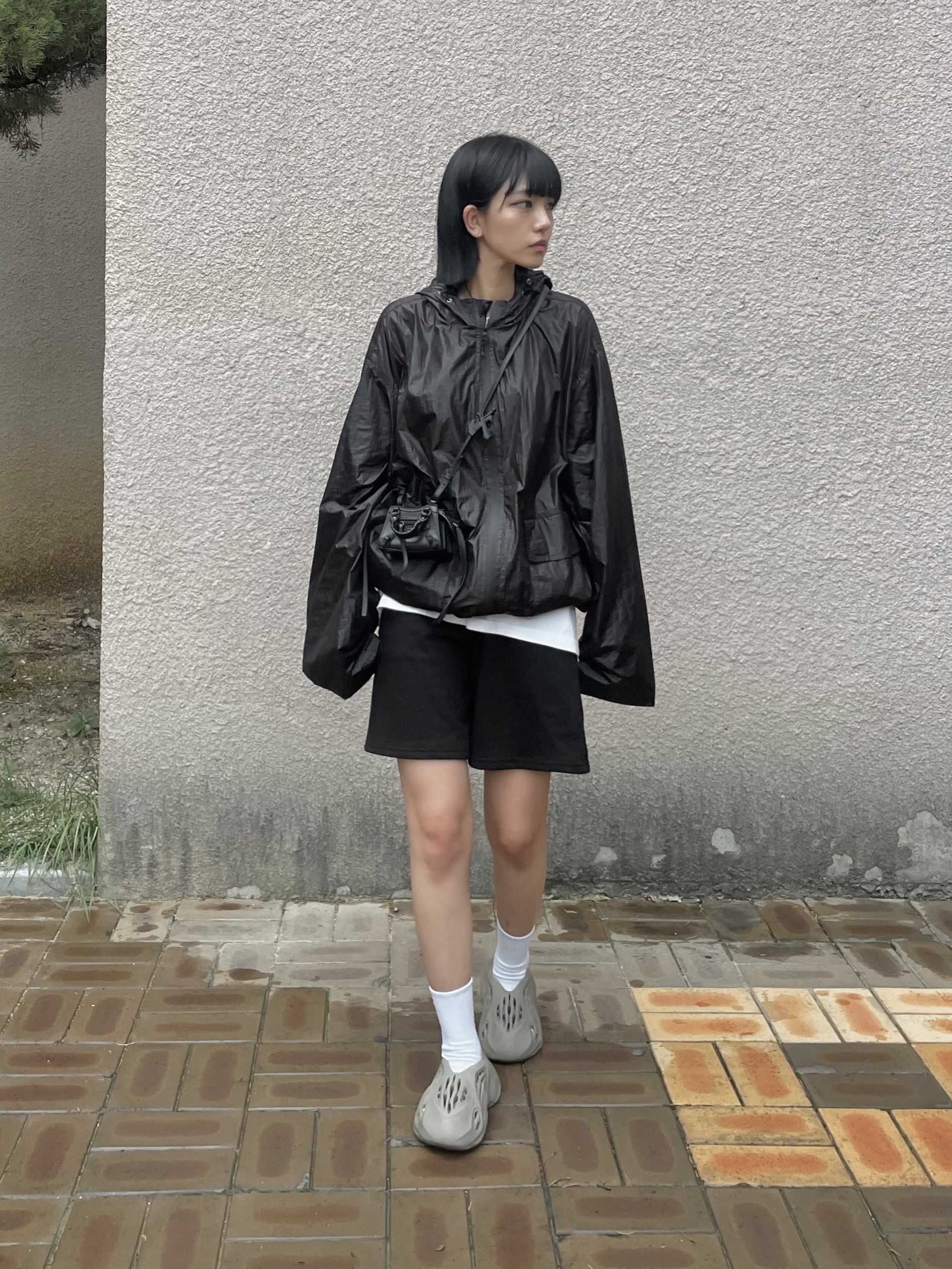 Adidas Yeezy Foam RNNR Stone Sage, Balenciaga Grained Calfskin Neo Classic Super Nano Handbag Black 착용 스타일 - 3