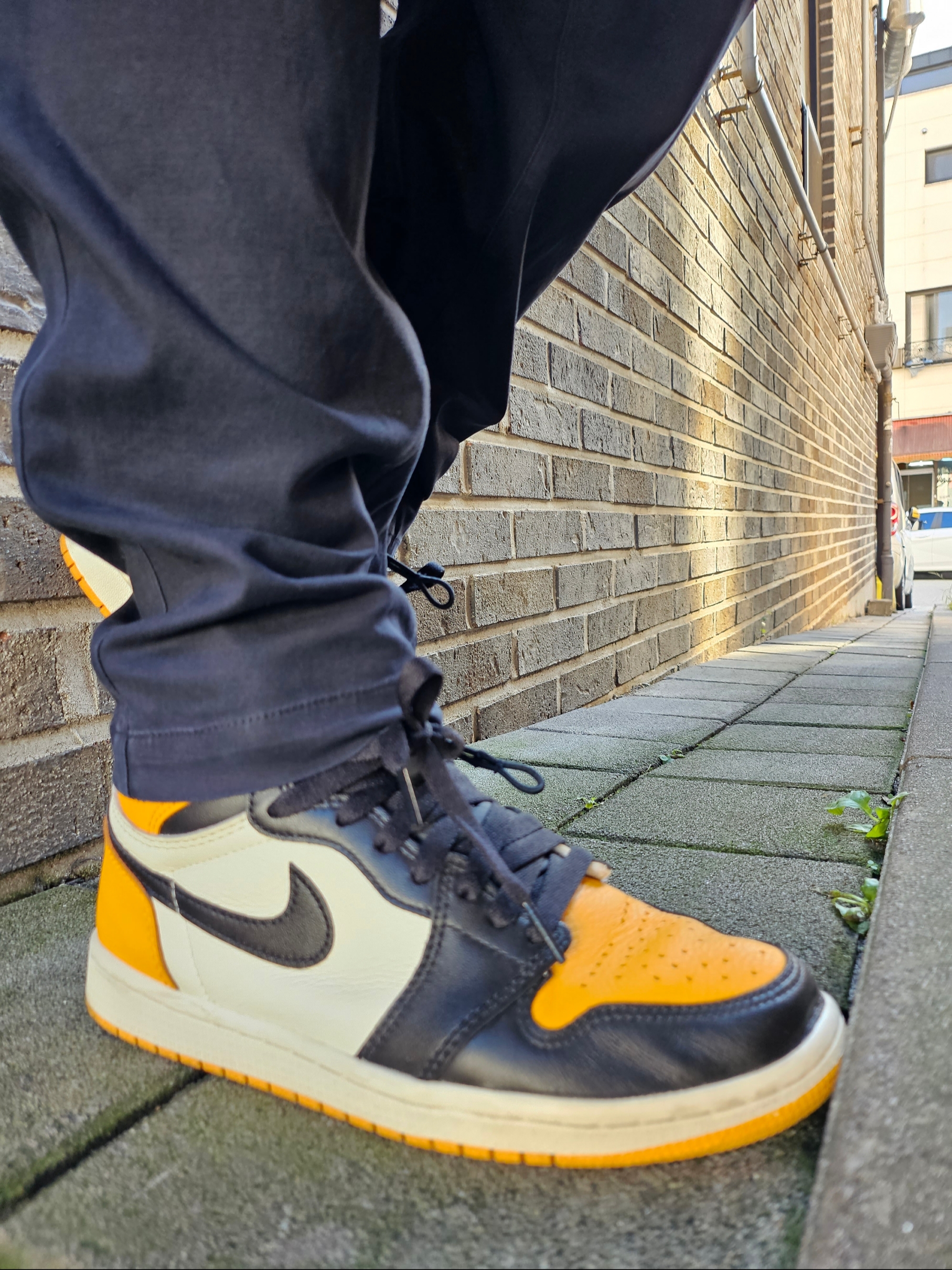 Nike x Drake Nocta Essential Hoodie University Gold - US/EU, Jordan 1 Retro High OG Taxi 착용 스타일 - 3