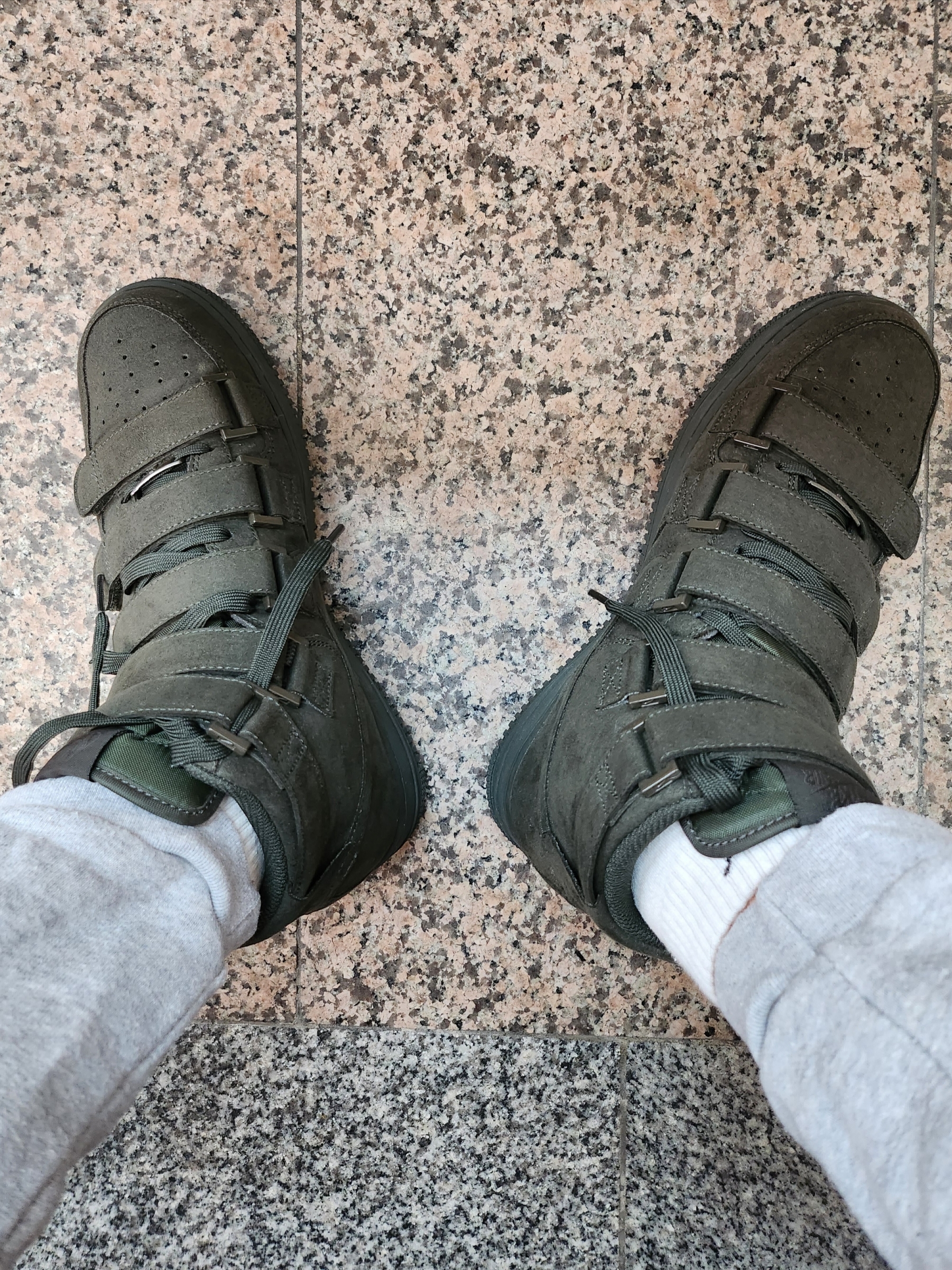 Nike x Billie Eilish Air Force 1 High '07 SP Sequoia 착용 스타일 - 4