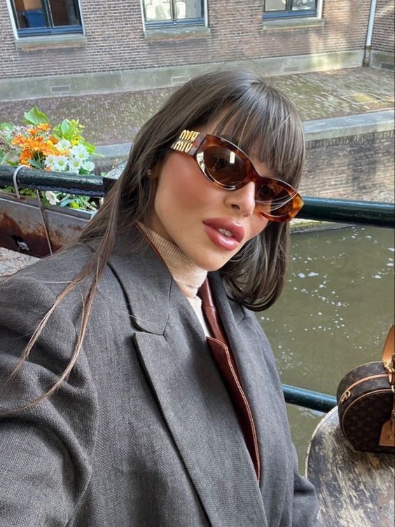 (W) Miu Miu Regard sunglasses Blue Lenses Honey Tortoiseshell Acetate Alternative fit, Emis New Leopard Corduroy Eco Bag Beige 착용 스타일 - 5