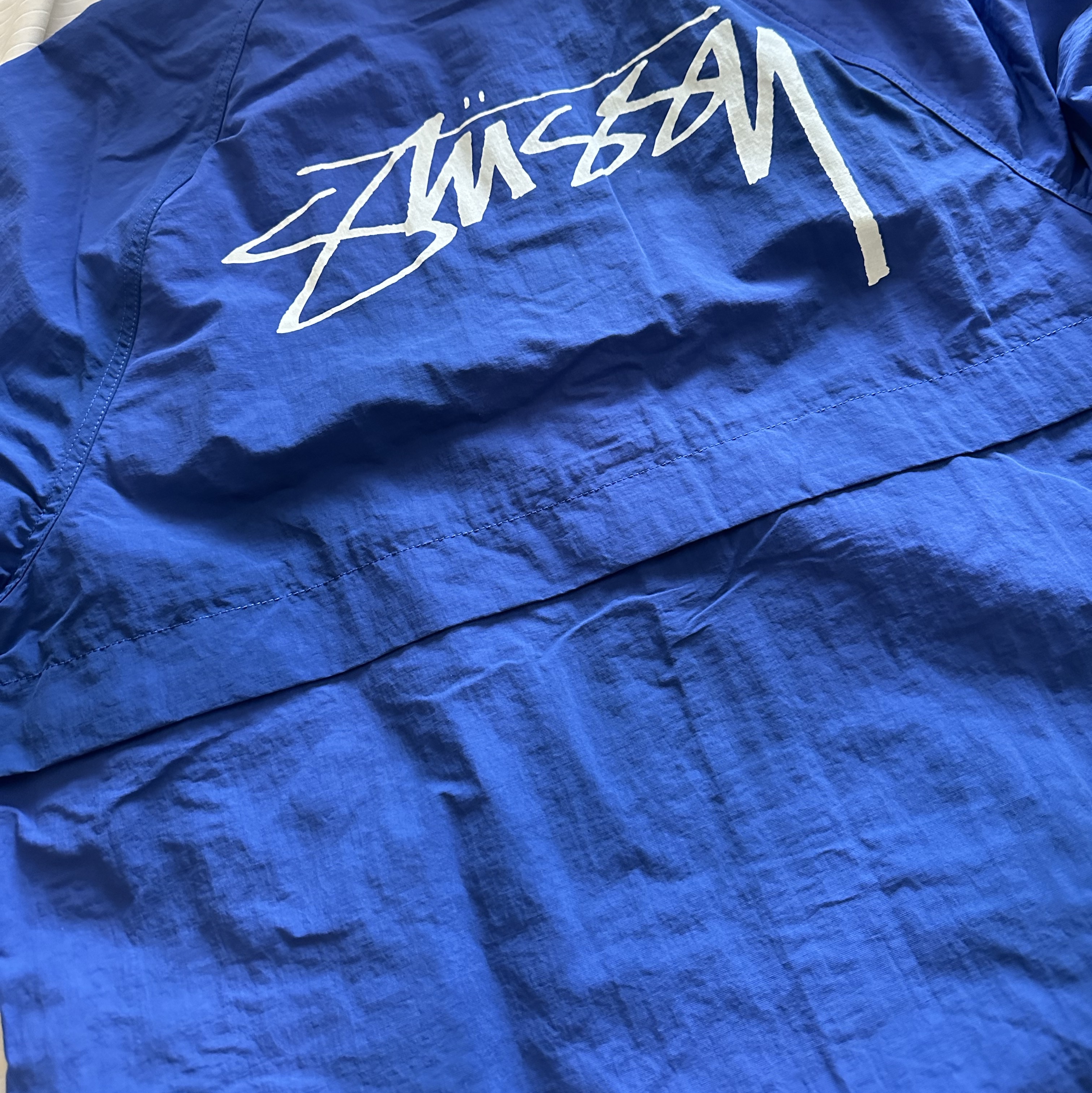 Stussy Wave Dye Beach Shell Jacket Ultramarine 착용 스타일