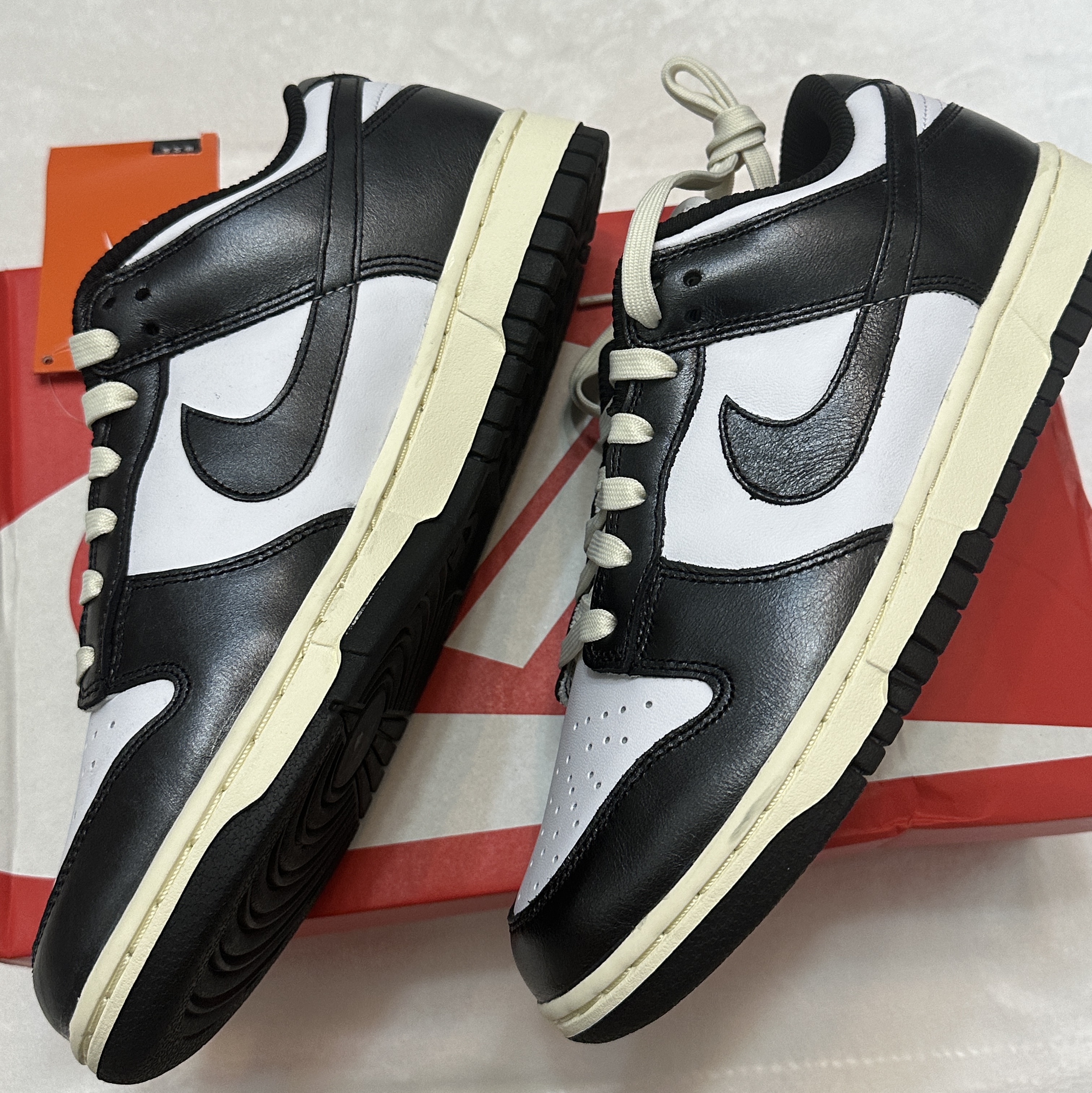 (W) Nike Dunk Low Vintage Black and White 착용 스타일 - 4