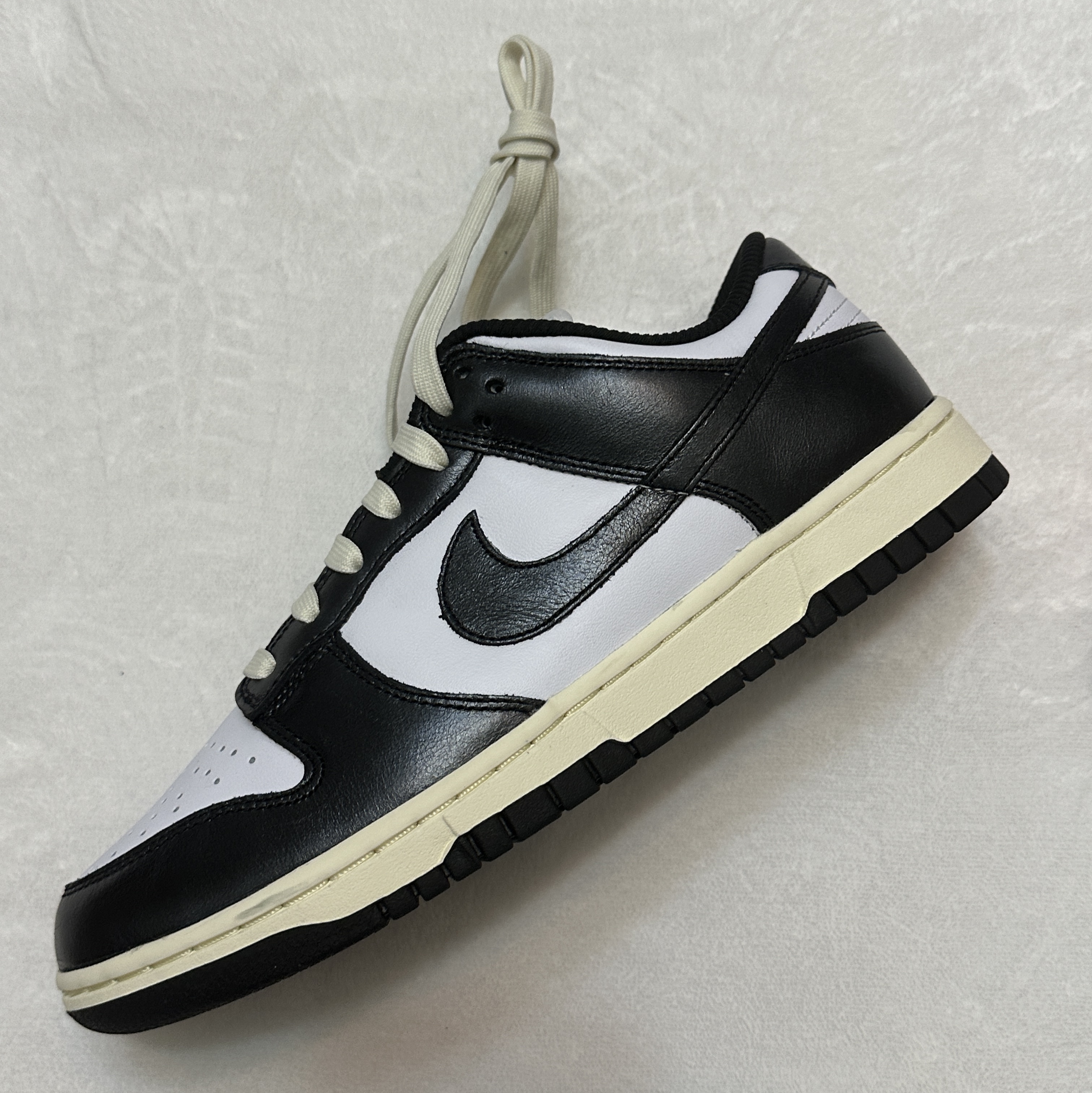 (W) Nike Dunk Low Vintage Black and White 착용 스타일 - 1