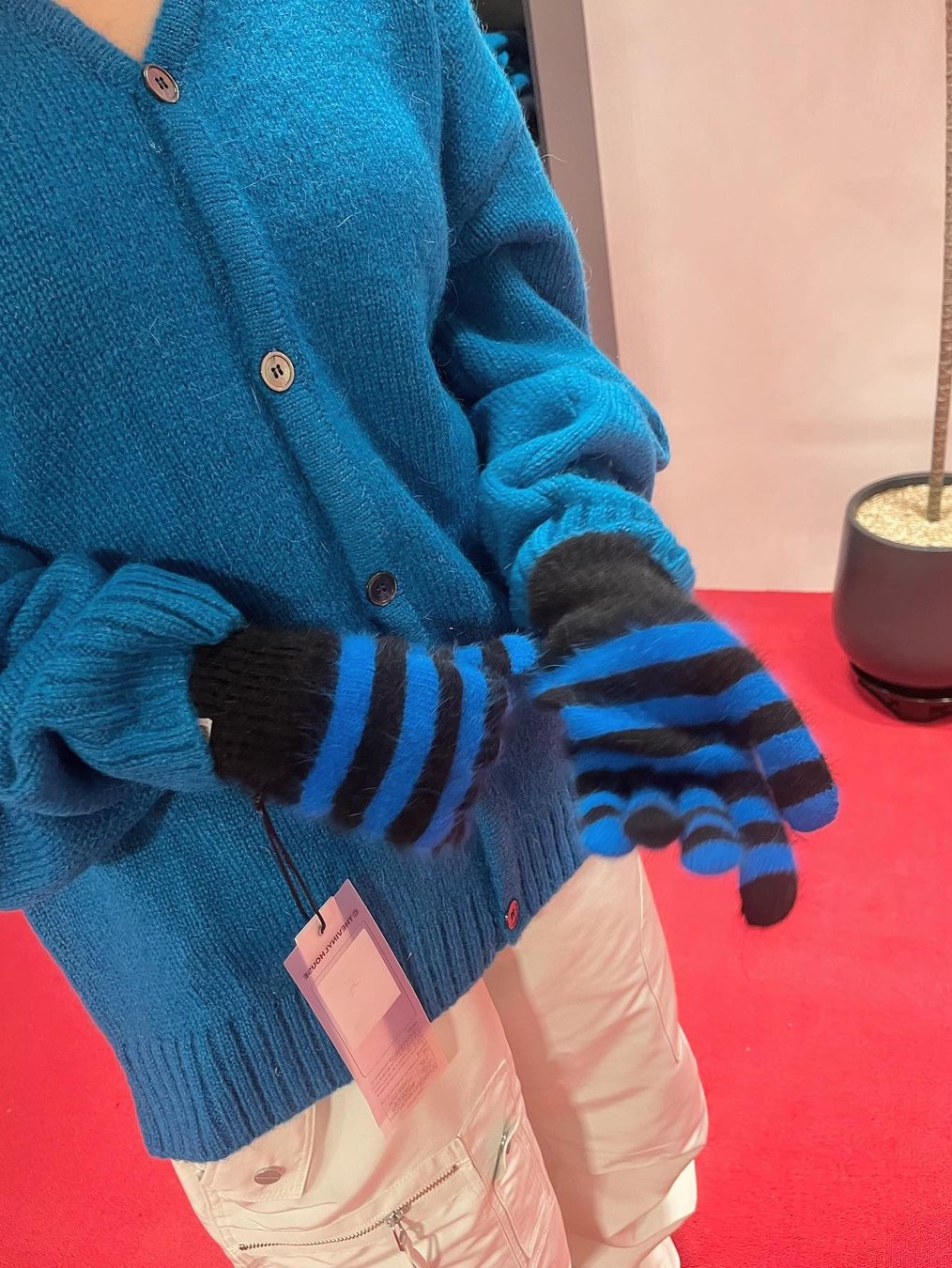 Thevinylhouse Padded Parachute Pants Cream, Thevinylhouse Mohair Cardigan Blue 착용 스타일 - 2