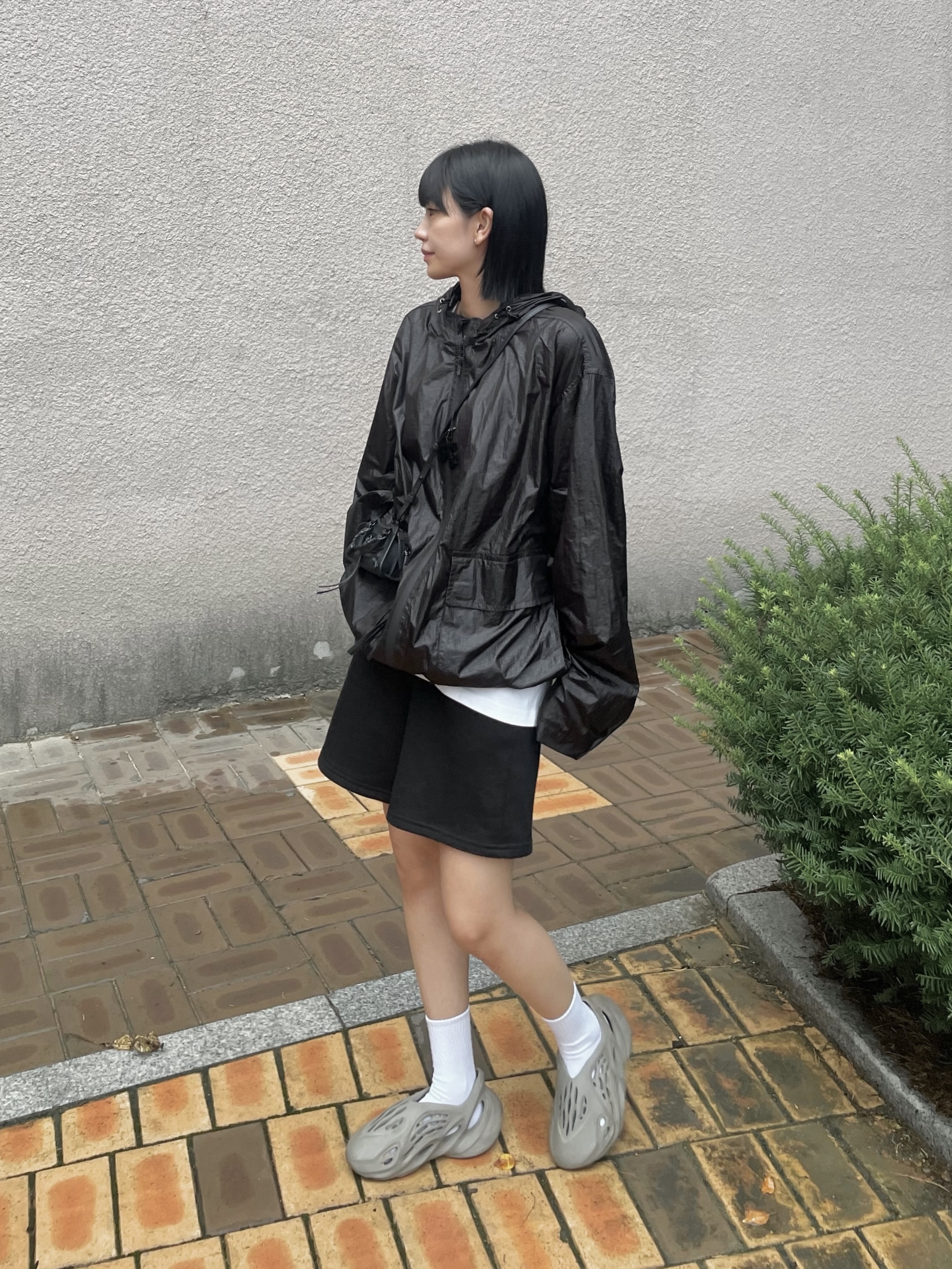 Adidas Yeezy Foam RNNR Stone Sage, Balenciaga Grained Calfskin Neo Classic Super Nano Handbag Black 착용 스타일 - 4