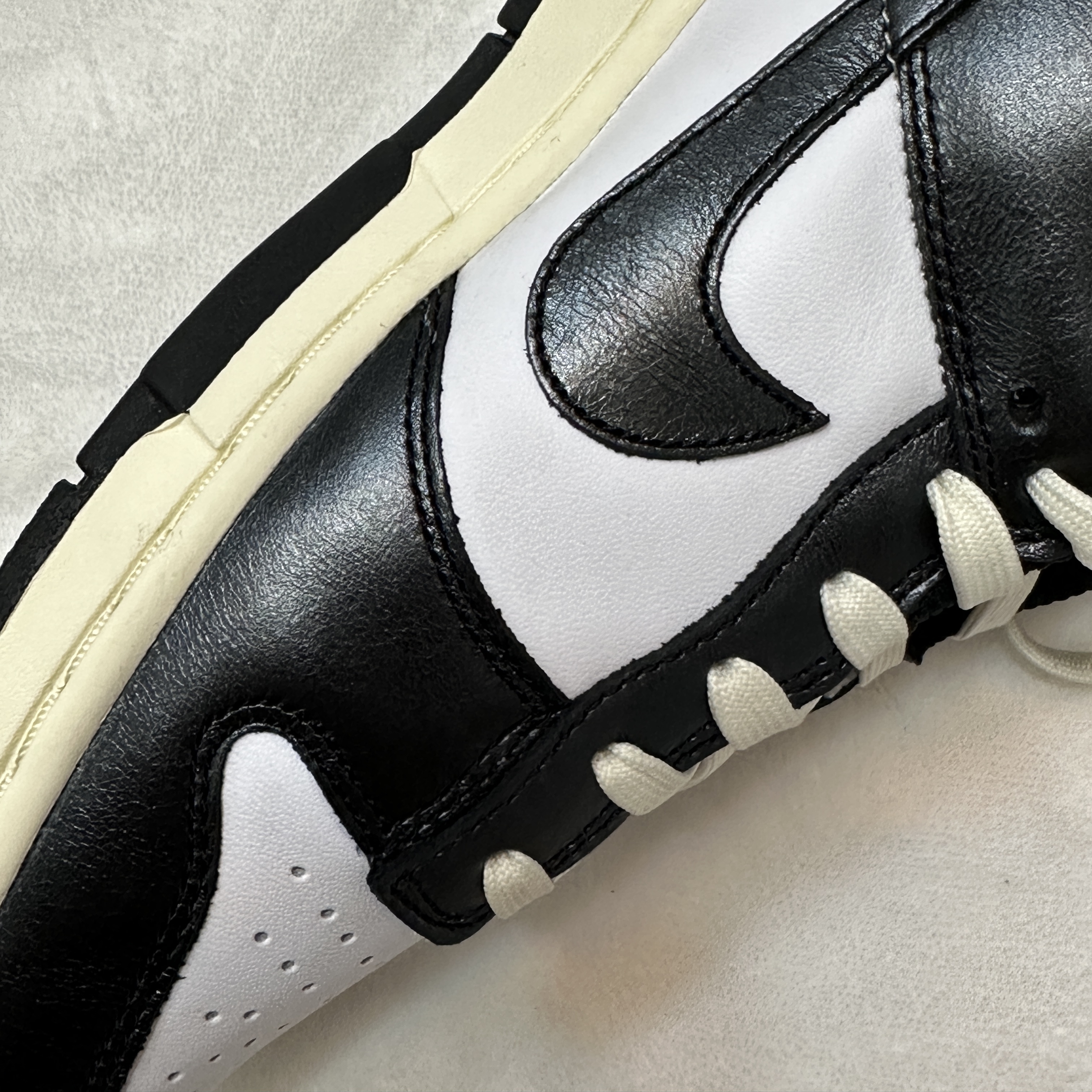 (W) Nike Dunk Low Vintage Black and White 착용 스타일 - 6