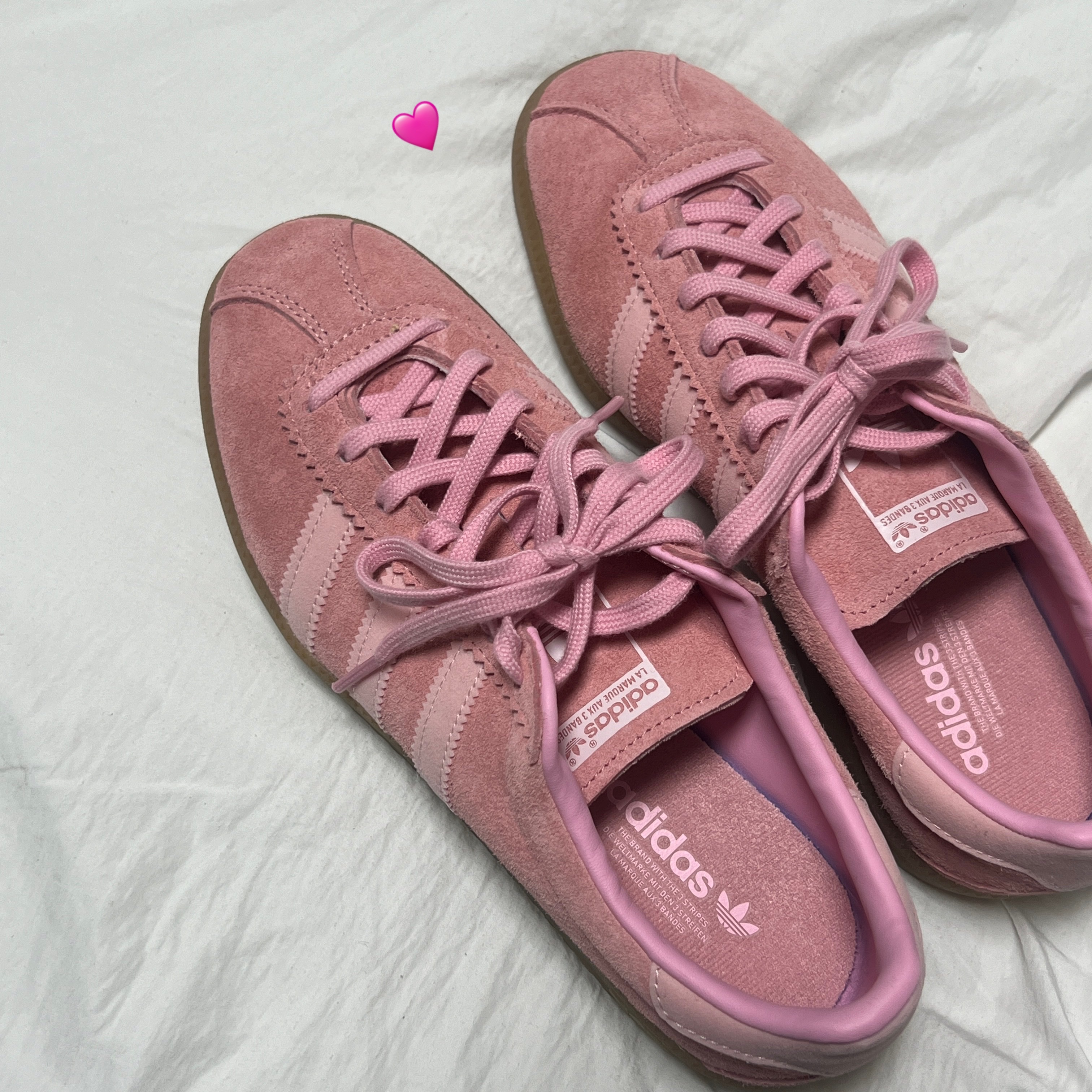 Adidas Bermuda Glow Pink 착용 스타일