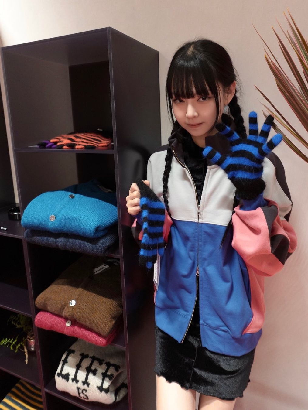 Thevinylhouse Mohair Striped Gloves Blue, Thevinylhouse Full Zip Sweatshirt Blue 착용 스타일