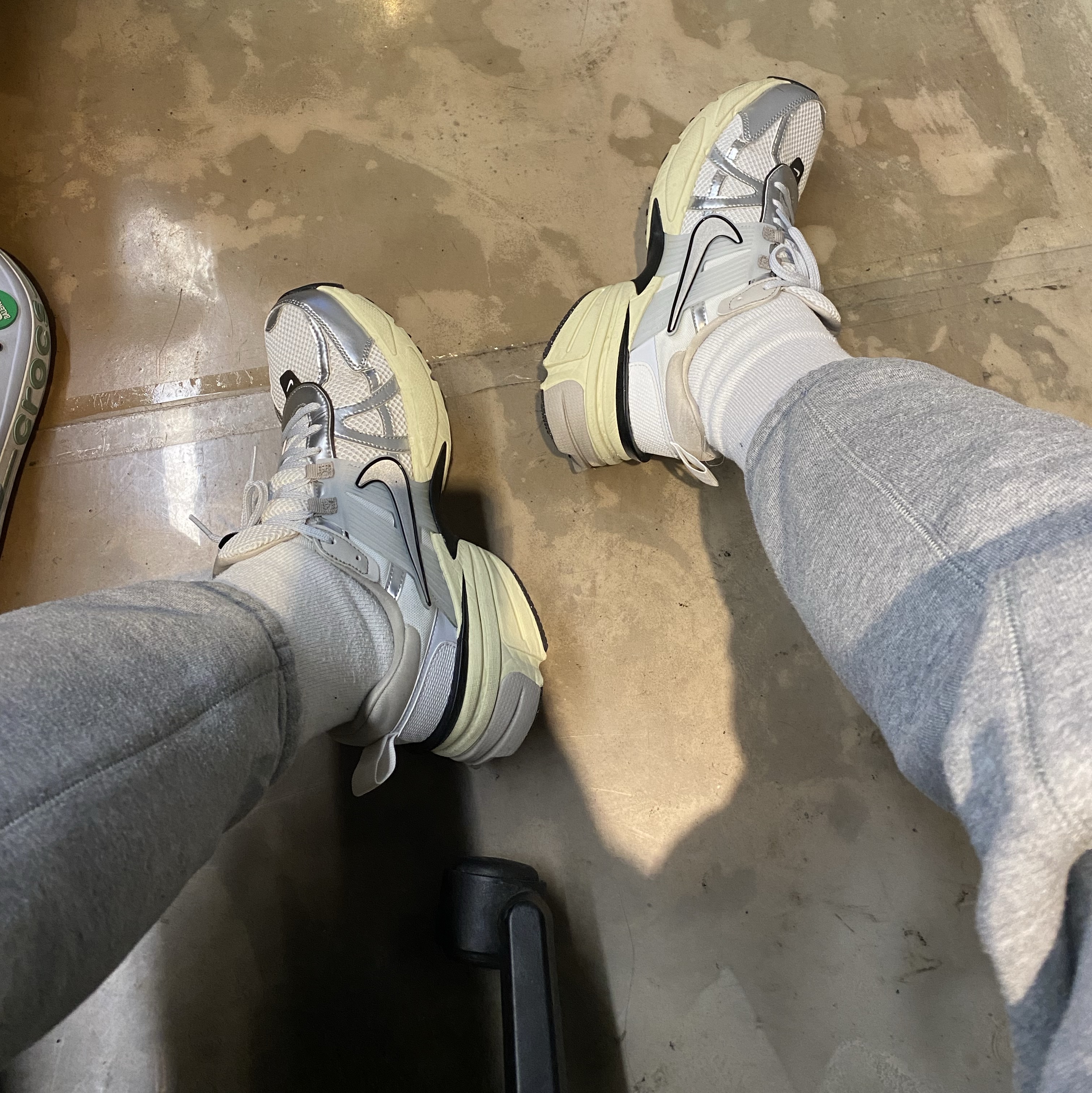 Nike V2K Run Summit White Metallic Silver 착용 스타일