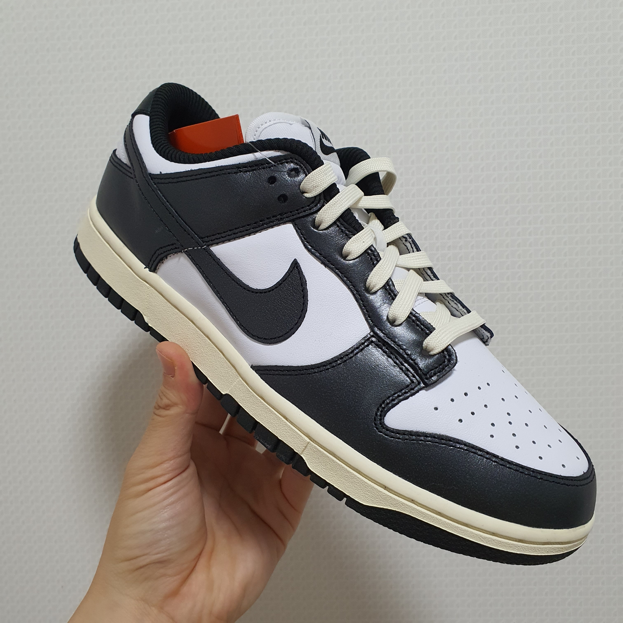 (W) Nike Dunk Low Vintage Black and White 착용 스타일