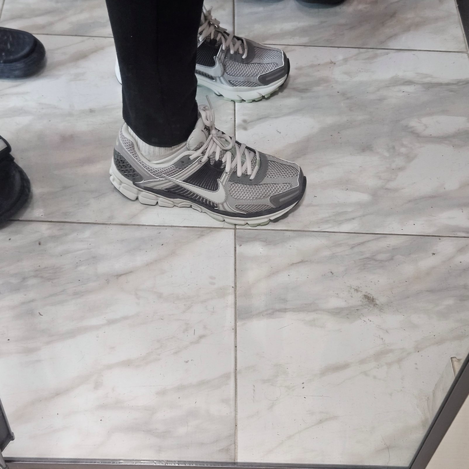 (W) Nike Zoom Vomero 5 Cobblestone and Flat Pewter 착용 스타일 - 2