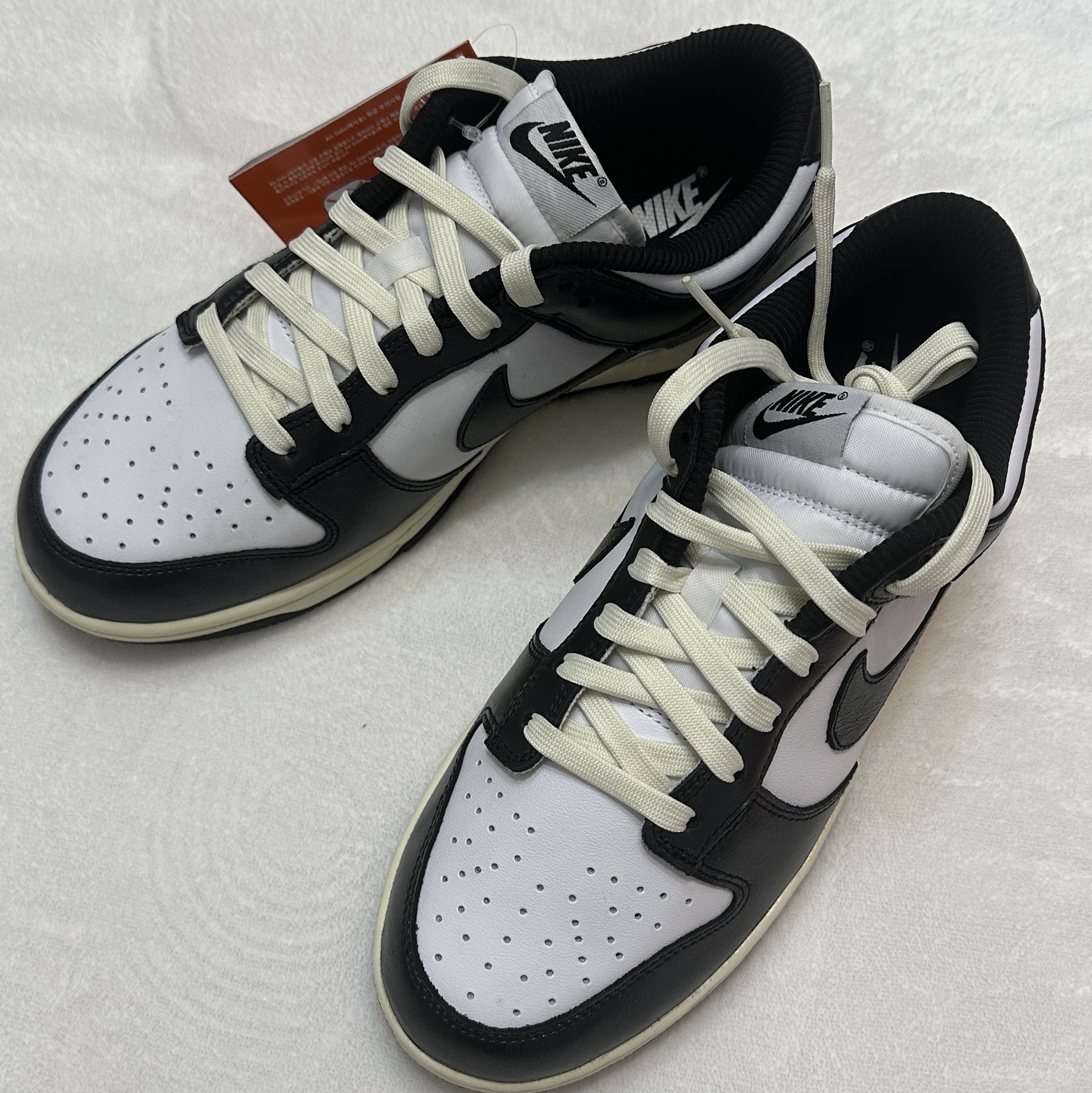 (W) Nike Dunk Low Vintage Black and White 착용 스타일 - 5