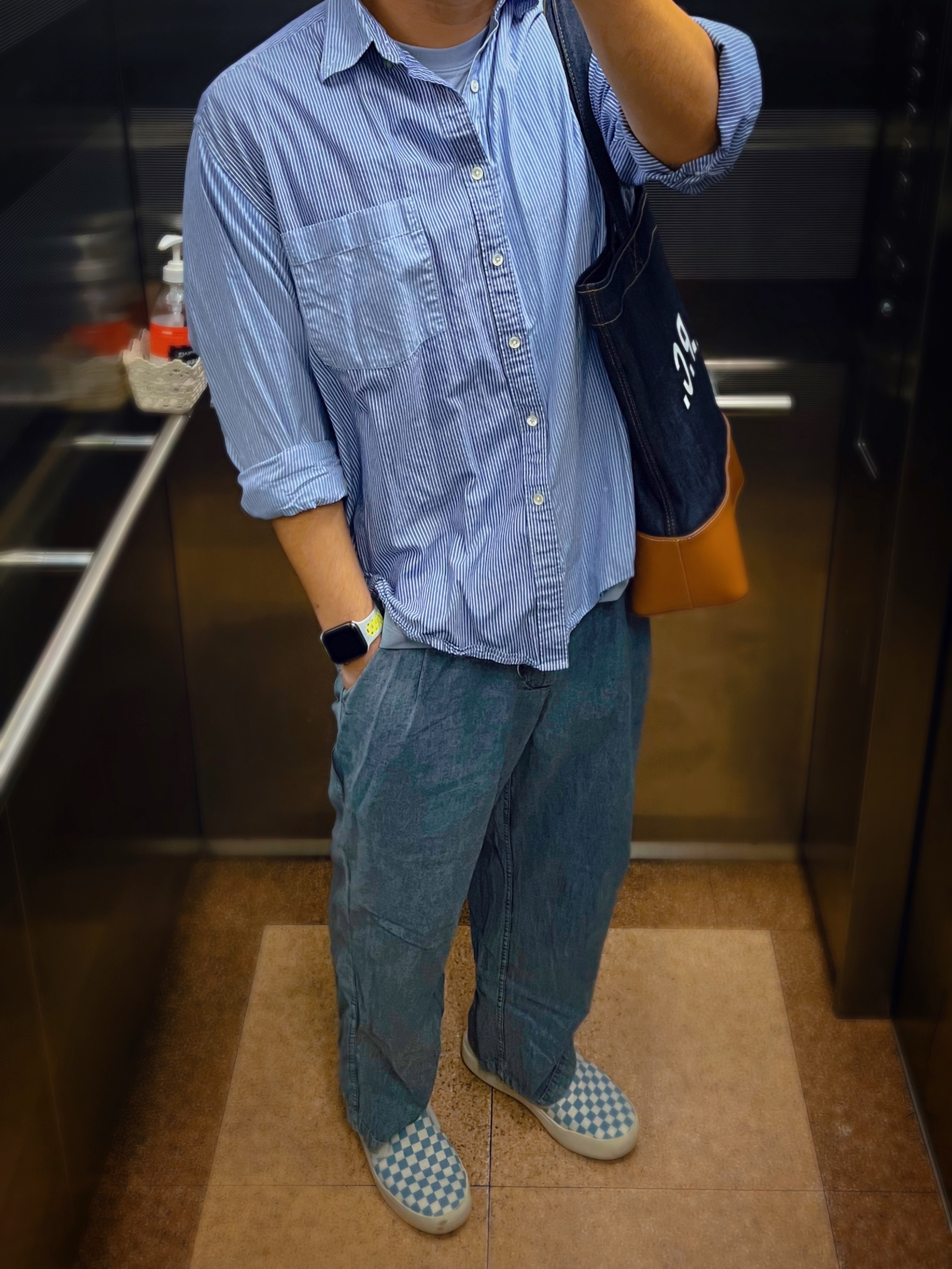 Vans ComfyCush One Checkerboard Blue, A.P.C. Axelle Tote Bag Denim Caramel 착용 스타일