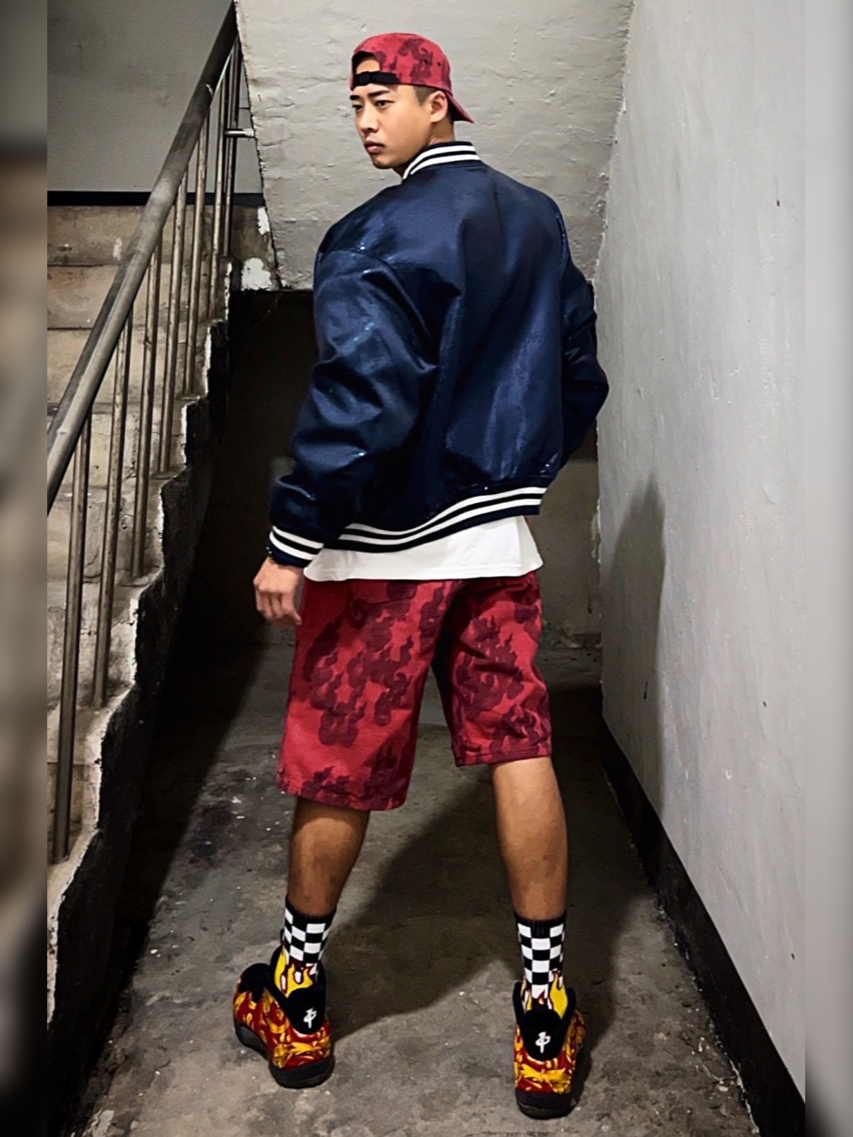 Supreme Flames Jacquard Denim Camp Cap Washed Red - 23SS, Supreme Flames Jacquard Baggy Denim Shorts Washed Red - 23SS 착용 스타일 - 2