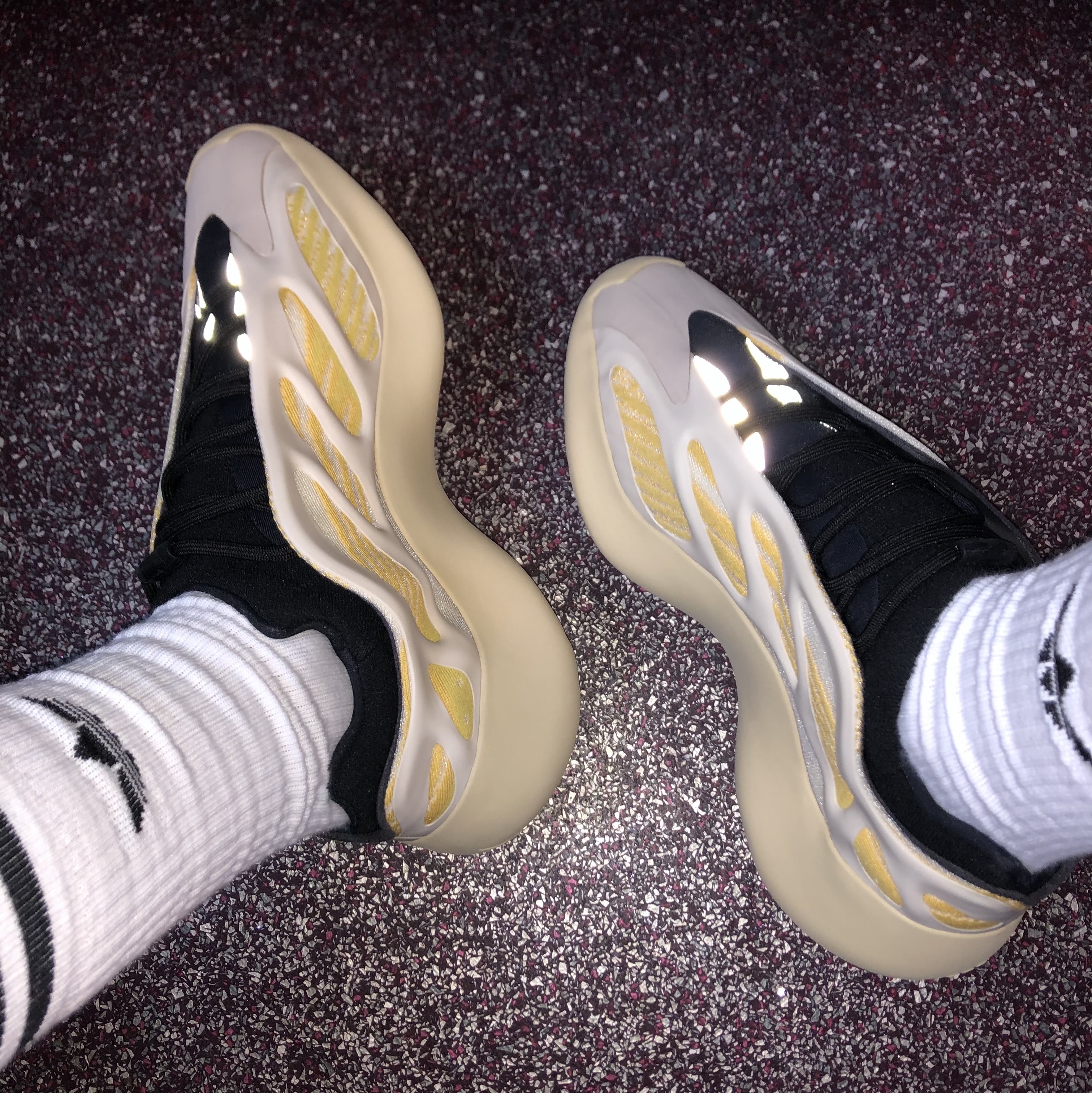Adidas Yeezy 700 V3 Safflower 착용 스타일