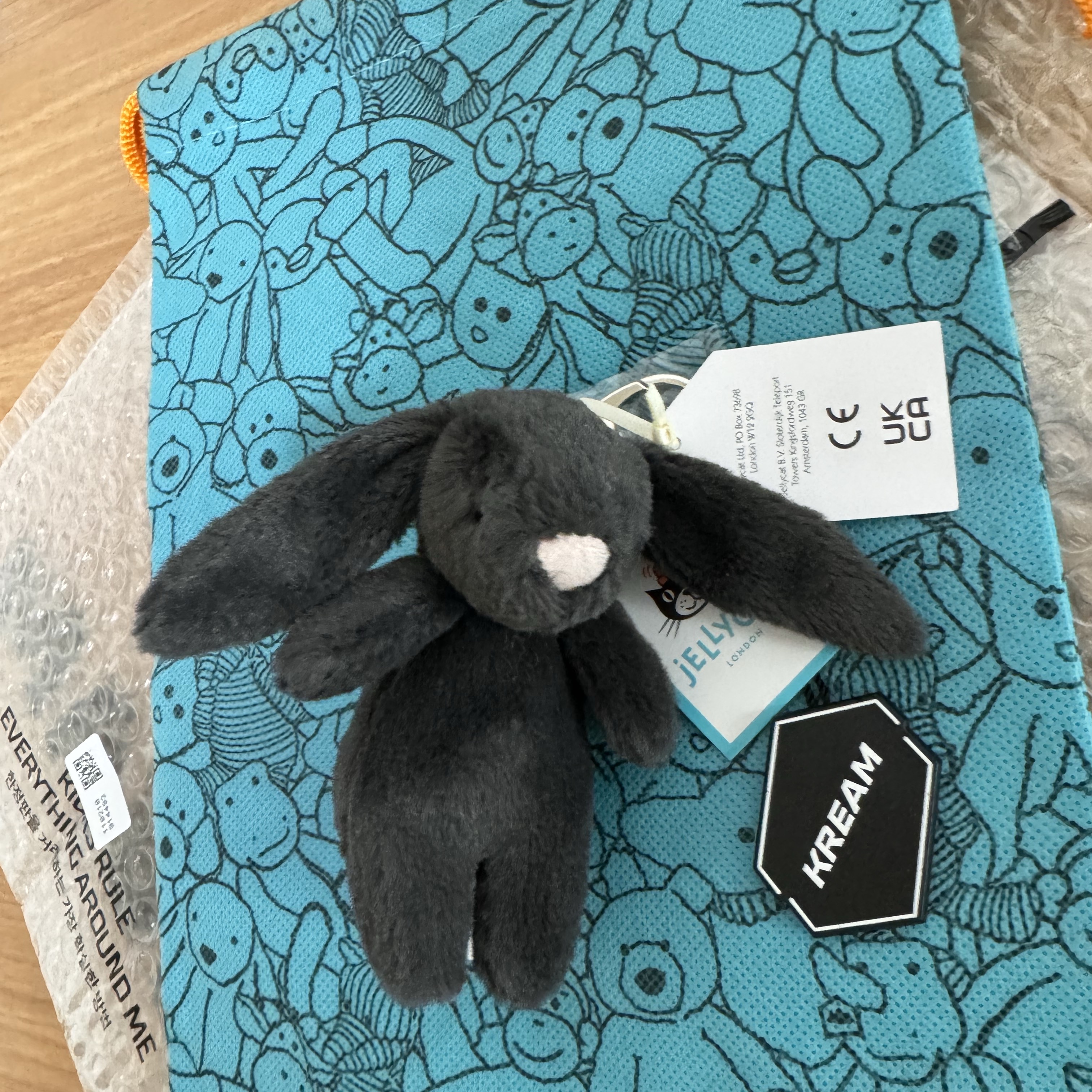 Jellycat Bashful Bunny Bag Charm Ink 착용 스타일 - 1