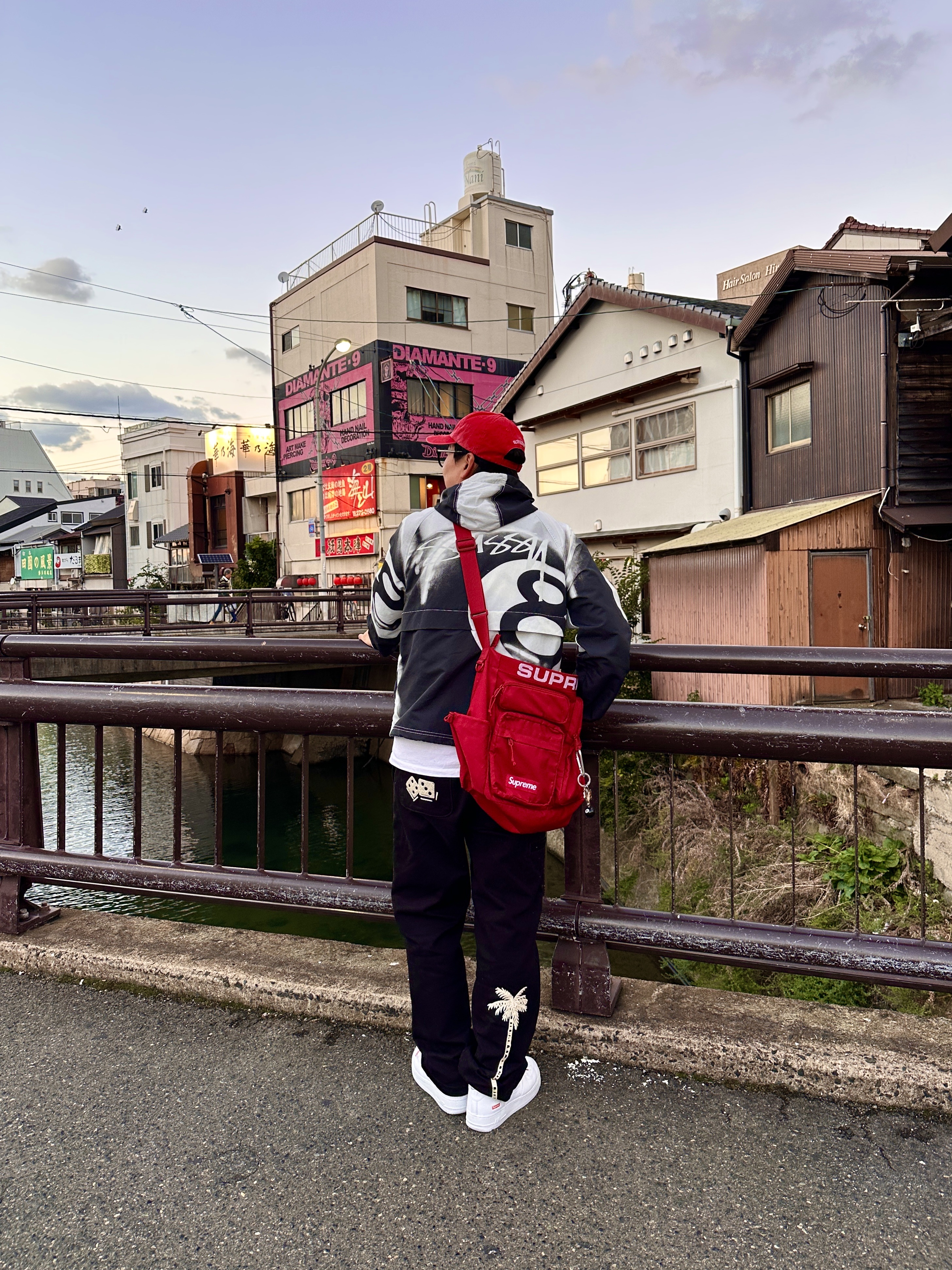 Stussy 8 Ball Beach Shell Jacket Greyscale, Supreme Field Messenger Bag Red - 23SS 착용 스타일 - 1