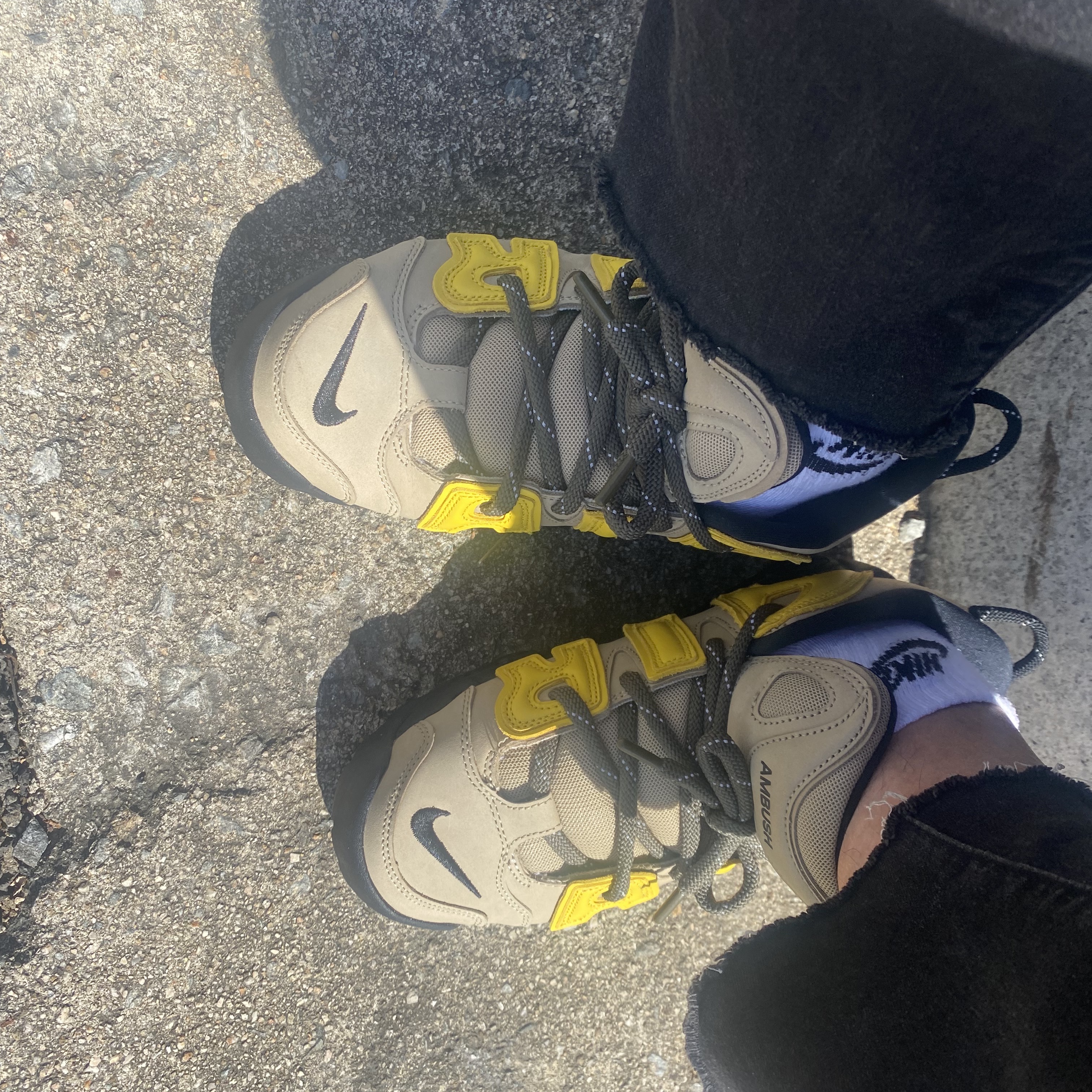 Nike x Ambush Air More Uptempo Low Vivid Sulfur and Limestone 착용 스타일 - 1