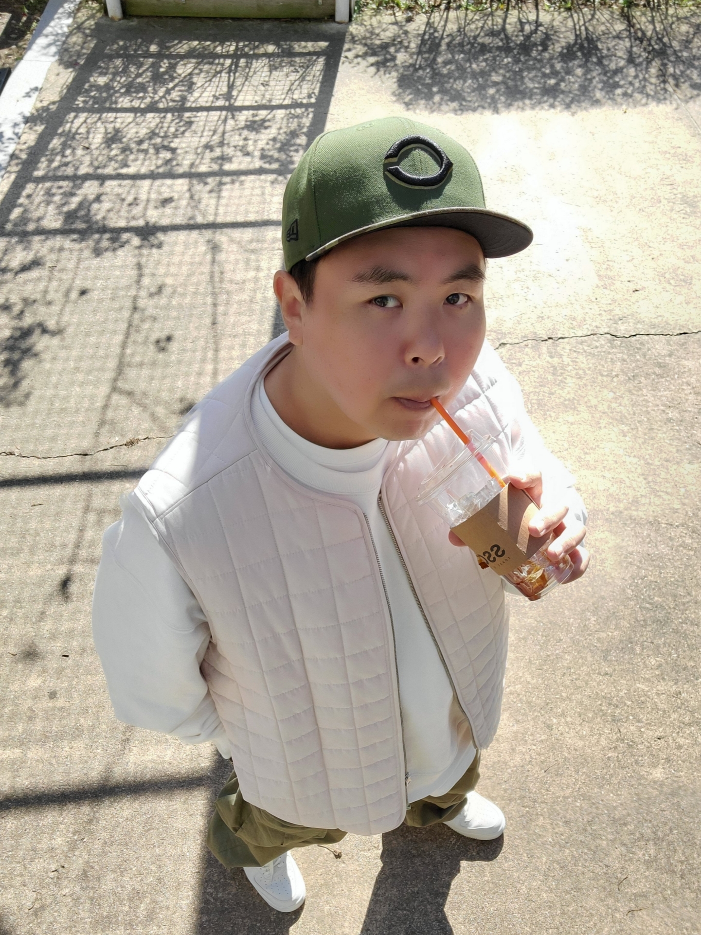 Uniqlo UT x Kaws Long Sleeve Sweatshirt Off White, (W) Nike Air Force 1 '07 Phantom Light Iron Ore 착용 스타일 - 4