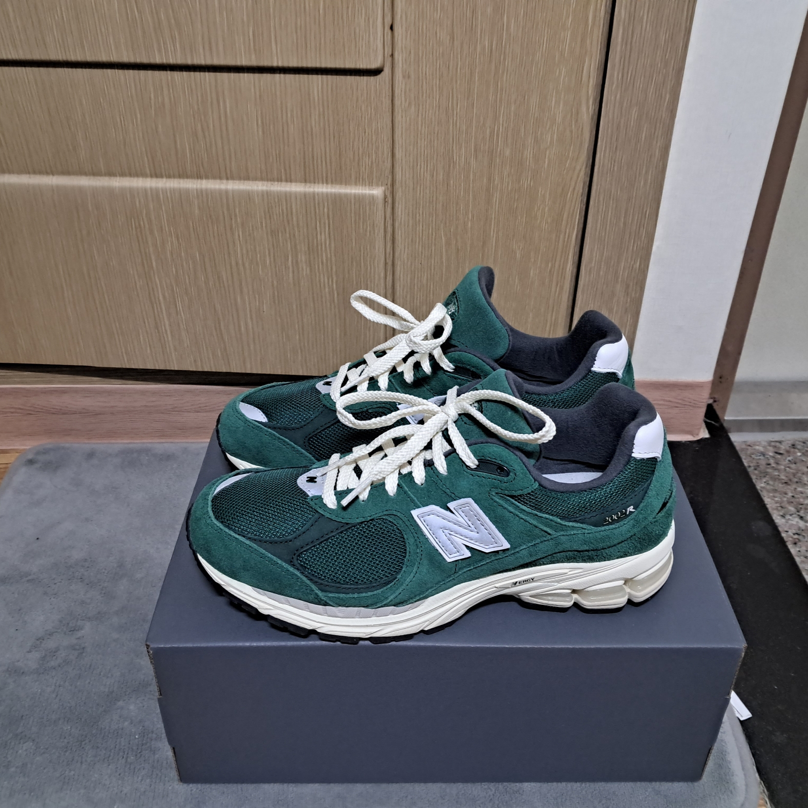 New Balance 2002R Nightwatch Green 착용 스타일