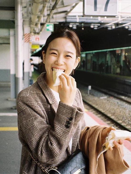 (W) Celine Jude Jacket in Checked Flannel Noir Vanilla Chataigne, [KREAM 단독] STU Curved Check Blazer Grey 착용 스타일 - 8