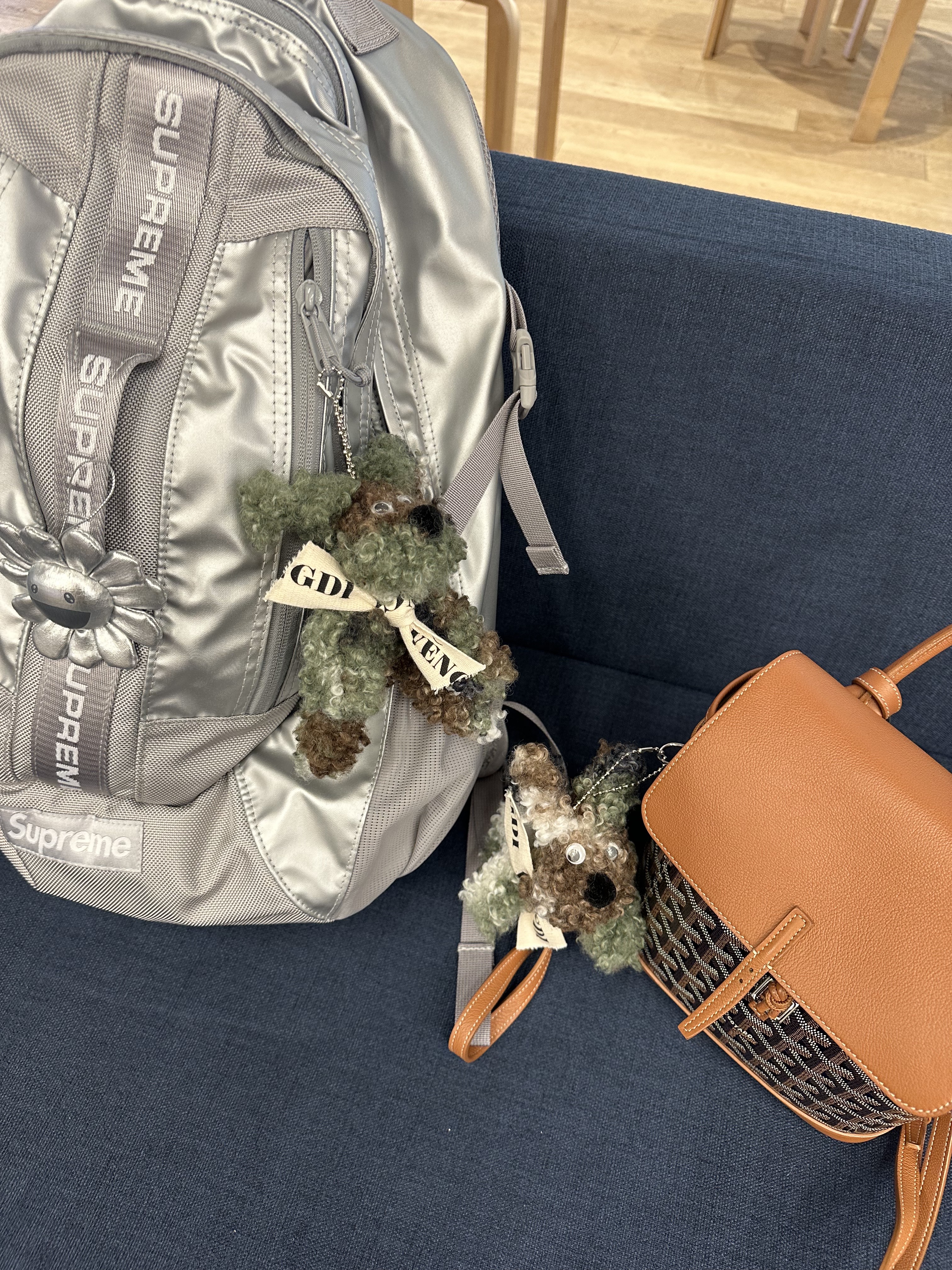 Supreme Backpack Silver - 22FW, Goyard Alpin Mini Backpack Black Tan 착용 스타일 - 1