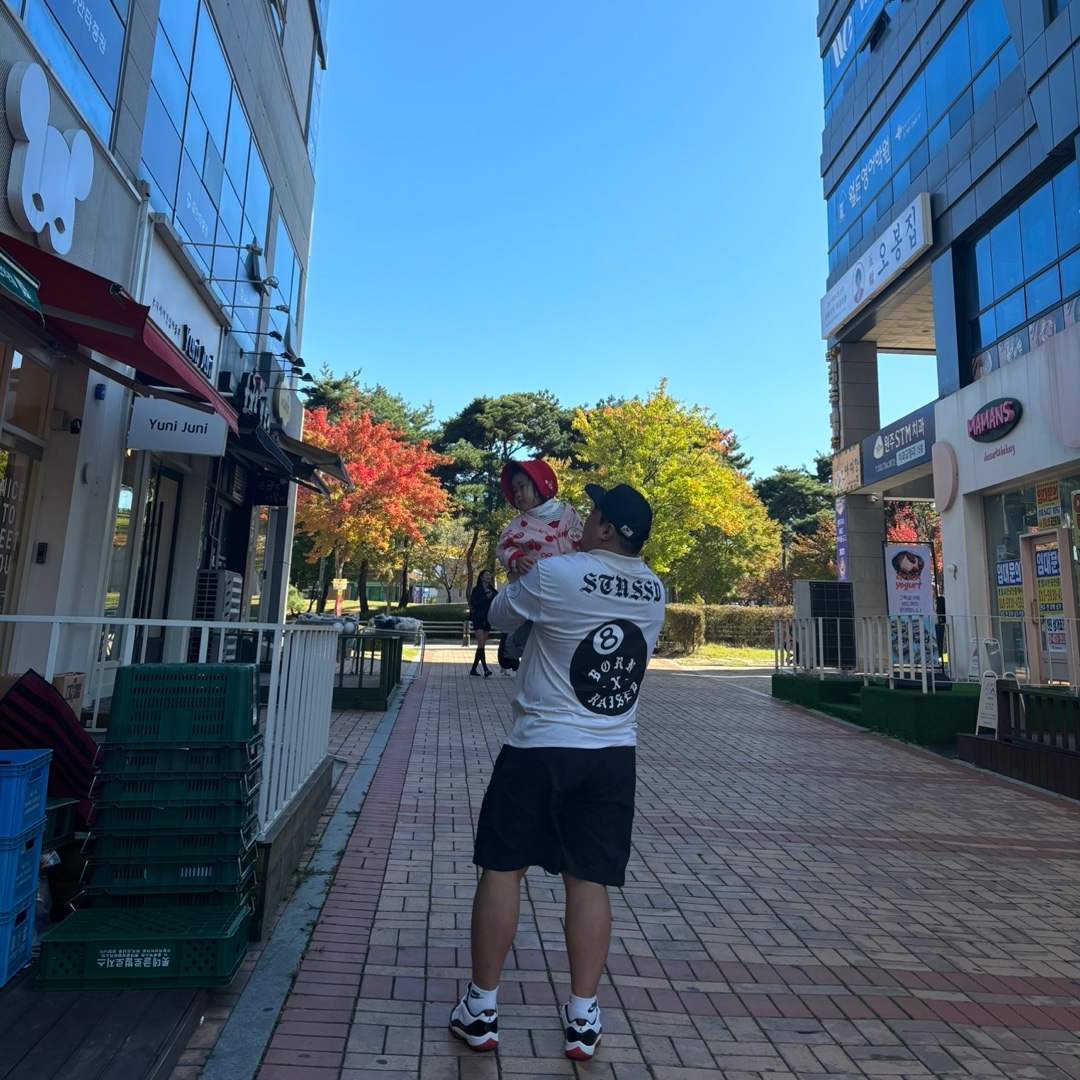Stussy x Born X Raised Cookies & Cream Football Jersey Cream, Nike x Sacai VaporWaffle Sesame and Blue Void 착용 스타일 - 4